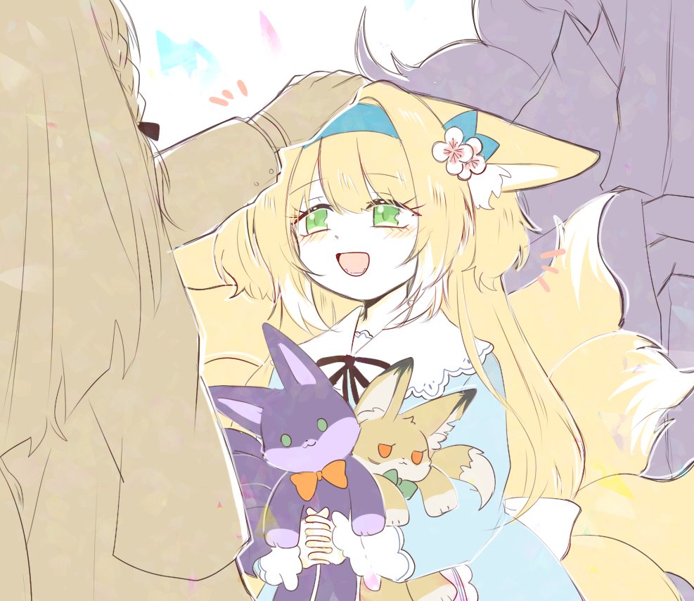 suzuran's father (arknights), suzuran (arknights), vulpisfoglia (arknights), arknights, commentary request, korean commentary, 1boy, 2girls, animal ears, blonde hair, blue hairband, character doll, doll, father and daughter, fox ears, fox girl, fox tail, green eyes, hairband, headpat, kitsune, kyuubi, long hair, mother and daughter, multiple girls, multiple tails, petting, stuffed toy, tail, wang 0w0