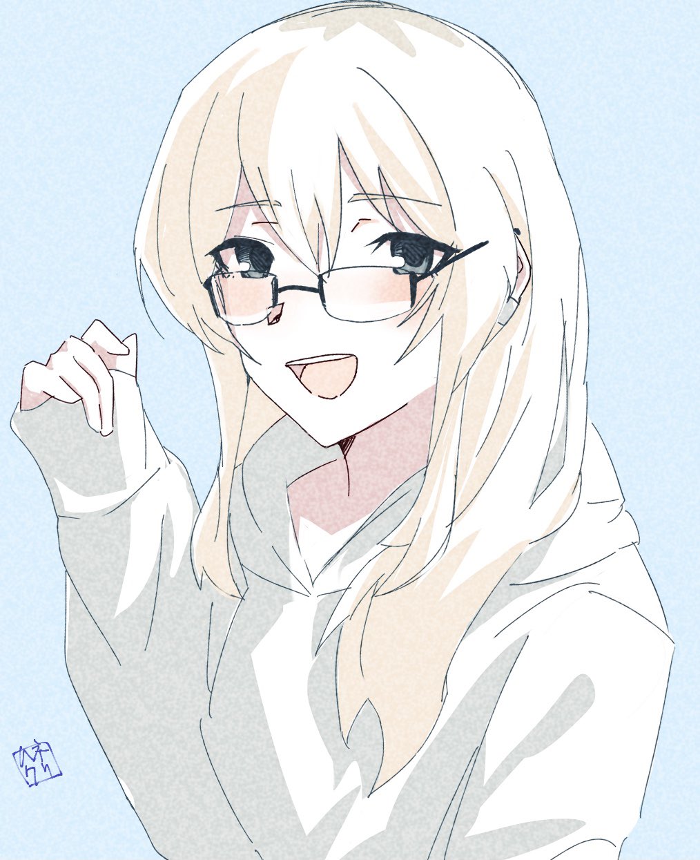 n nai nai n, kawaragi momoka, girls band cry, commentary request, highres, 1girl, blue background, glasses, grey eyes, grey hair, hair between eyes, hood, hood down, hoodie, long hair, looking at viewer, multicolored hair, open mouth, roots (hair), sleeves past wrists, smile, solo, teeth, upper body, upper teeth only, white hoodie