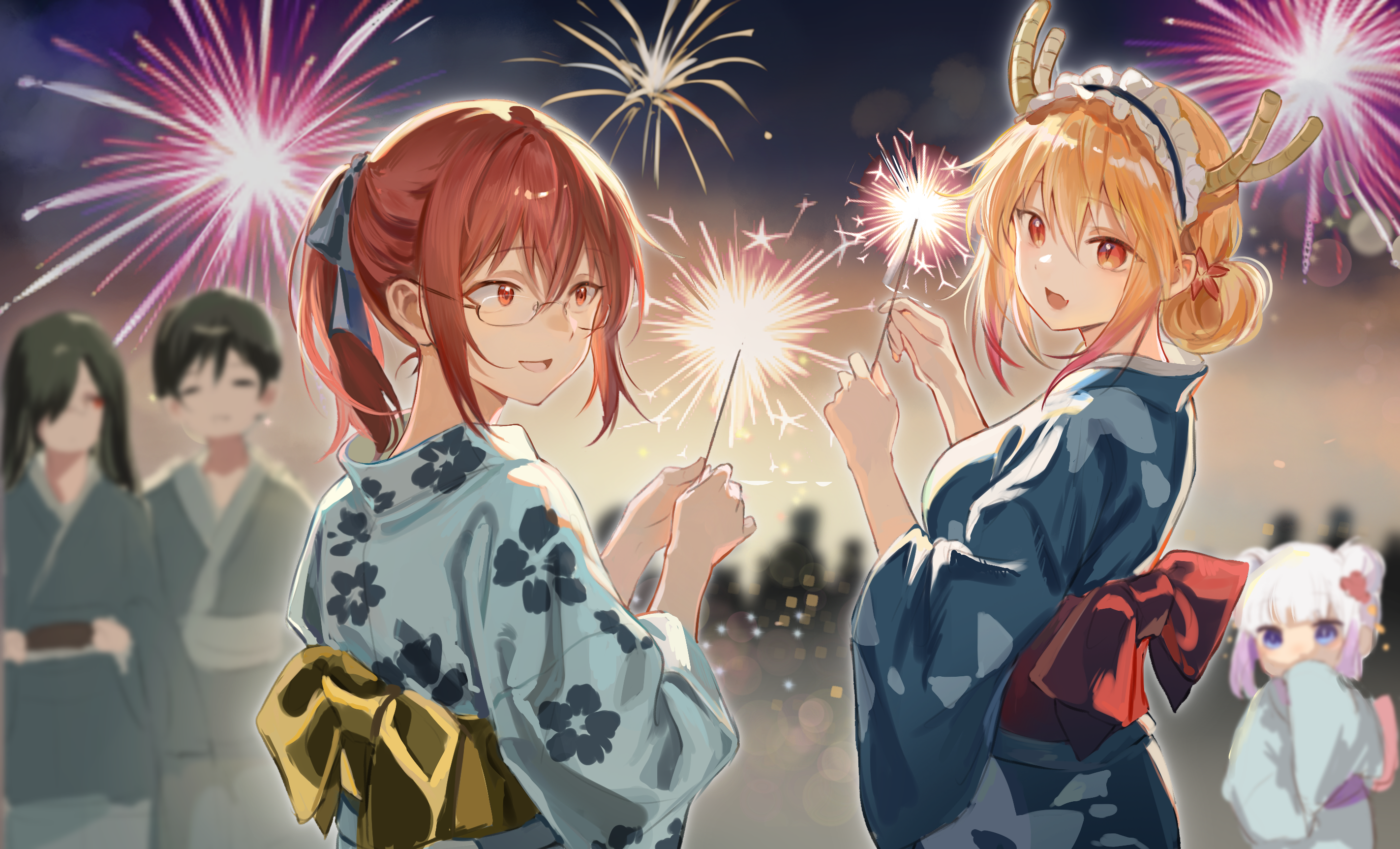fafnir (maidragon), kanna kamui, kobayashi (maidragon), takiya makoto, tohru (maidragon), kobayashi-san chi no maidragon, highres, 2boys, 3girls, aerial fireworks, back bow, black hair, blonde hair, blue kimono, bow, breasts, double bun, dragon girl, dragon horns, fang, fireworks, from behind, glasses, hair bun, holding, holding fireworks, horns, japanese clothes, ka ku (mhs5542202), kimono, large breasts, looking at viewer, looking back, maid headdress, multiple boys, multiple girls, obi, open mouth, ponytail, purple hair, red bow, red eyes, red hair, sash, short hair, skin fang, sparkler, white hair, yellow bow