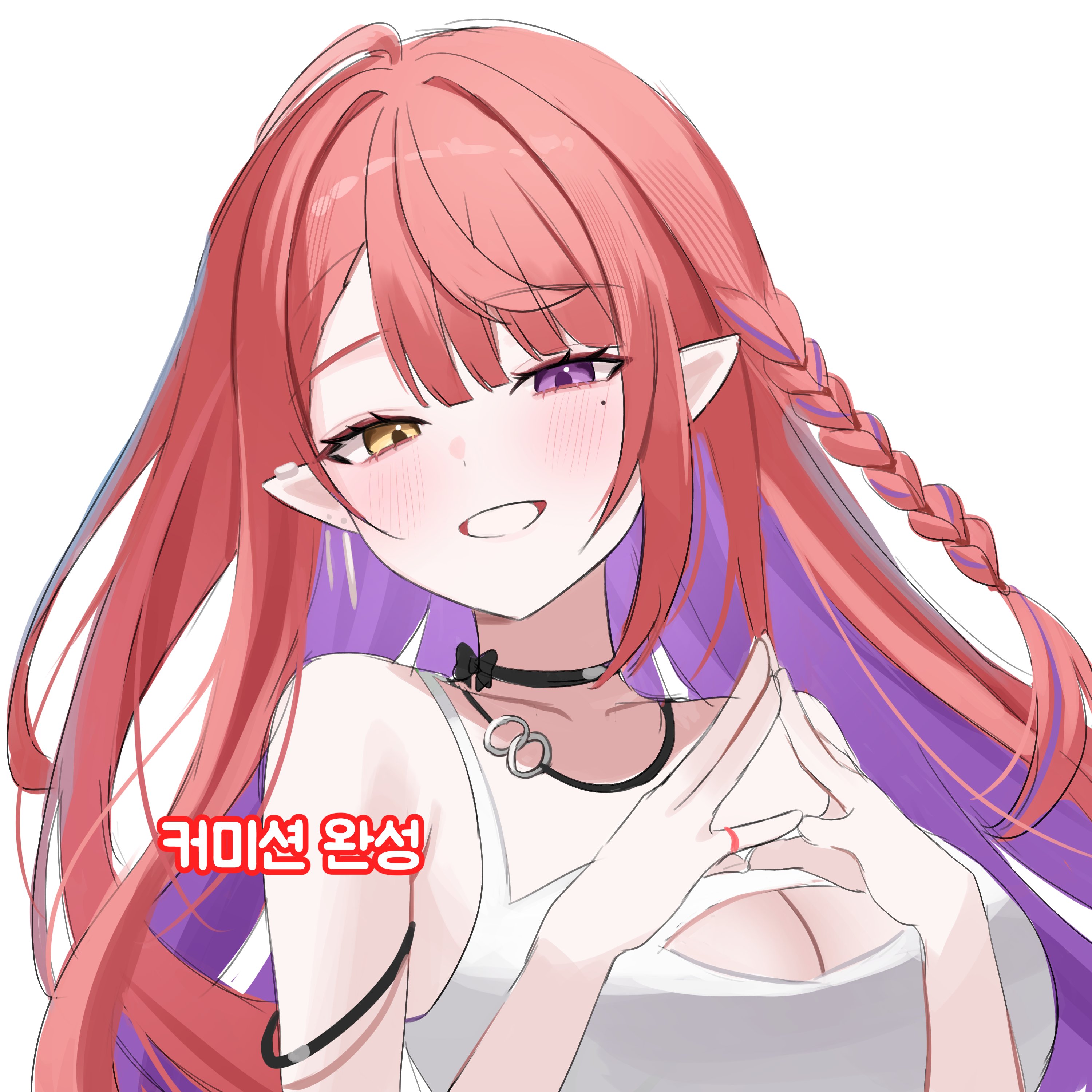 nannung, kurenai natsuki (vtuber), stardays, absurdres, commission, highres, 1girl, bare shoulders, black choker, braid, breasts, choker, cleavage, cleavage cutout, clothing cutout, grin, heterochromia, large breasts, long hair, looking at viewer, mole, mole under eye, multicolored hair, own hands together, pointy ears, purple eyes, purple hair, red hair, shirt, simple background, sleeveless, sleeveless shirt, smile, solo, spaghetti strap, steepled fingers, two-tone hair, upper body, virtual youtuber, white background, white shirt, yellow eyes