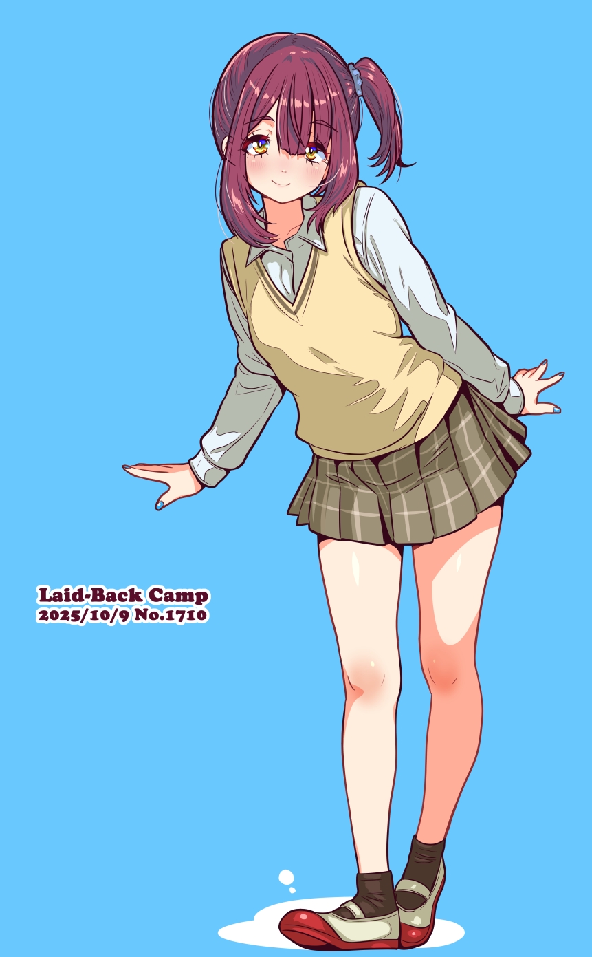 jagi (jagi souken), toki ayano, yurucamp, commentary request, highres, 1girl, black socks, blue background, brown hair, brown skirt, closed mouth, collared shirt, copyright name, dated, full body, hair ornament, hair scrunchie, long sleeves, looking at viewer, medium hair, miniskirt, multicolored eyes, nail polish, one side up, pleated skirt, school uniform, scrunchie, shirt, shoes, simple background, skirt, smile, socks, solo, split mouth, standing, sweater vest, uwabaki, white shirt, yellow sweater vest