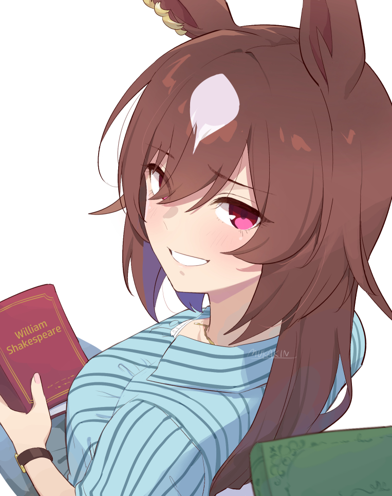 mukakin, sirius symboli (umamusume), umamusume, commentary request, 1girl, animal ears, blue shirt, book, brown hair, collared shirt, from behind, hair between eyes, holding, holding book, horse ears, horse girl, long hair, looking at viewer, looking back, red eyes, shirt, simple background, sitting, smile, solo, turning head, watch, white background, white streaks, wristwatch