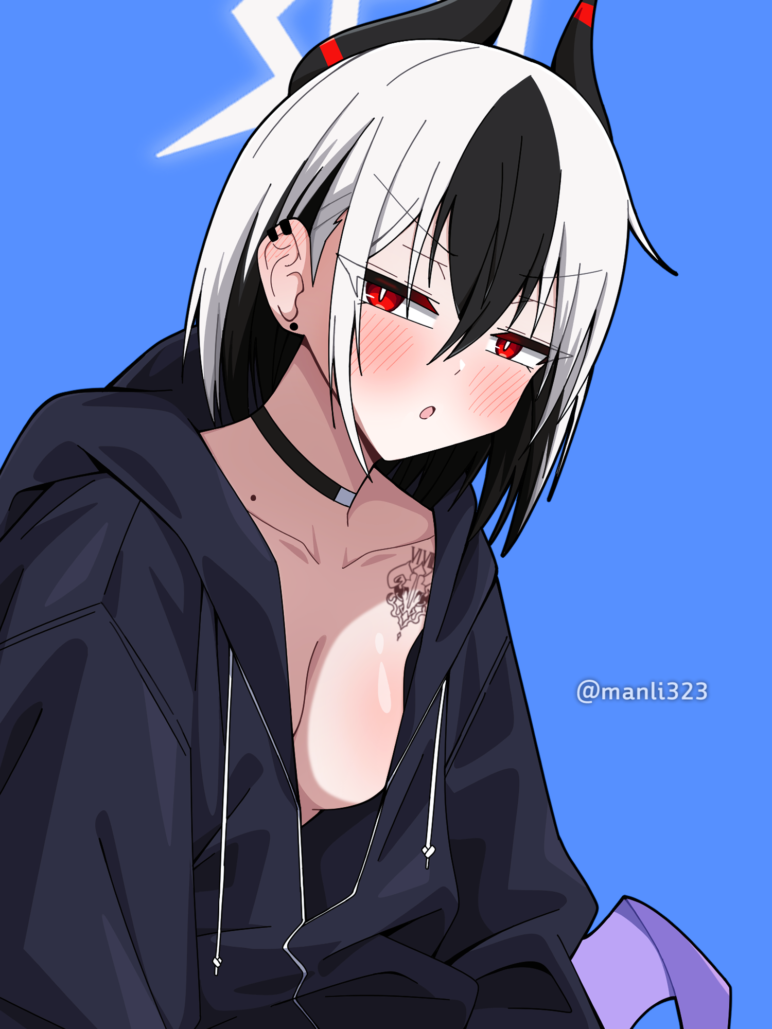 manli, kayoko (blue archive), blue archive, commentary, highres, 1girl, black choker, black hair, black horns, black jacket, blue background, blush, breasts, choker, cleavage, collarbone, demon horns, ear piercing, grey hair, hair between eyes, halo, hood, hood down, hooded jacket, horns, jacket, looking at viewer, medium breasts, mole, mole on collarbone, multicolored hair, parted lips, partially unzipped, piercing, purple wings, red eyes, short hair, sidelocks, simple background, single wing, solo, tattoo, twitter username, two-tone hair, v-shaped eyebrows, wings