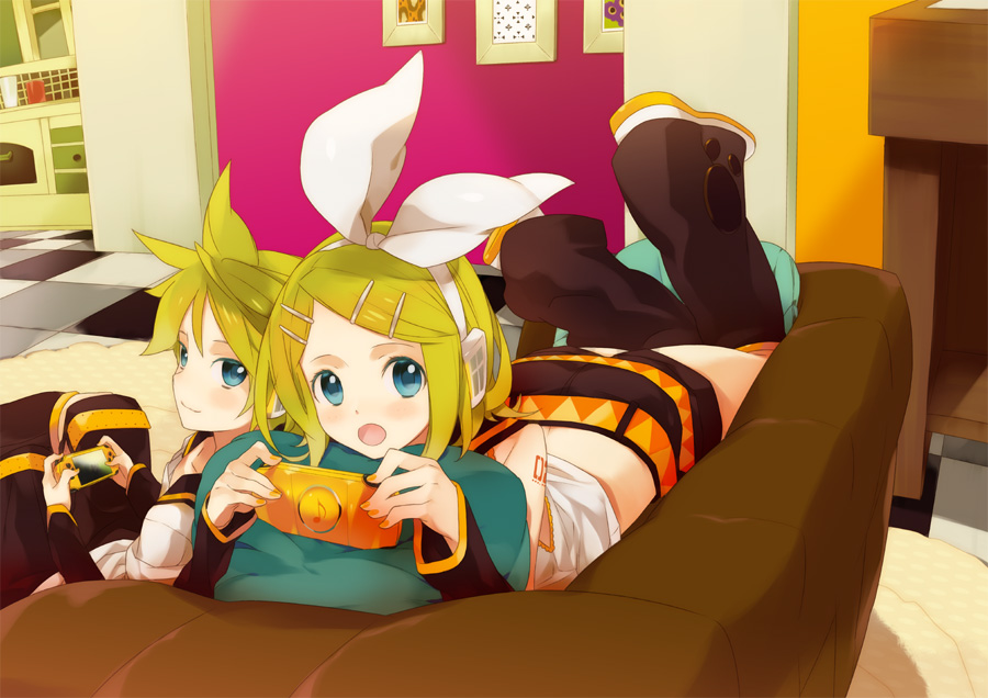 komagarita, komagata, kagamine len, kagamine rin, vocaloid, bad id, bad pixiv id, 1boy, 1girl, blonde hair, blue eyes, blush, brother and sister, hair ornament, hair ribbon, hairclip, handheld game console, lying, playing games, playstation portable, ribbon, short hair, siblings, twins, video game