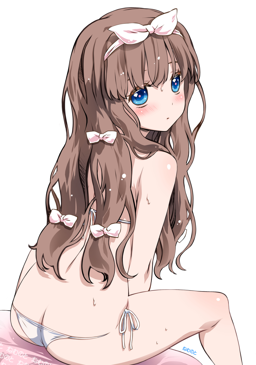 noto (soranoto), original, highres, 1girl, ass, bikini, blue eyes, blush, bow, brown hair, hair bow, hairband, long hair, looking at viewer, looking back, multiple hair bows, side-tie bikini bottom, sitting, solo, swimsuit, white bikini