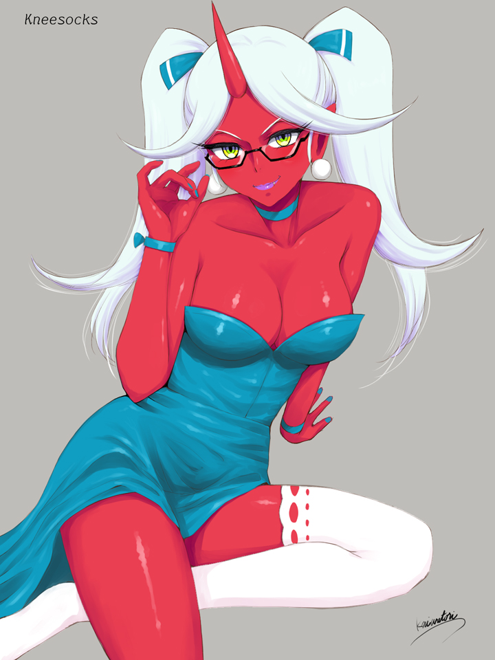 niwatori kokezou, kneesocks (psg), panty & stocking with garterbelt, 1girl, blue hair, breasts, character name, cleavage, colored skin, demon girl, demon horns, dress, glasses, green dress, green eyes, grey background, hand up, horns, long hair, ponytail, red skin, shiny skin, simple background, single horn, single thighhigh, solo, thighhighs, white thighhighs