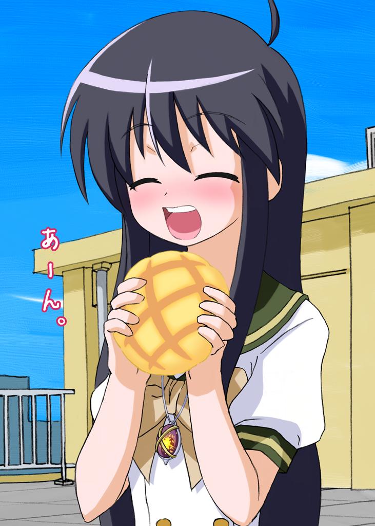 alastor (shakugan no shana), shana, shakugan no shana, 00s, 1girl, ahoge, black hair, blush, bread, female focus, food, jewelry, melon bread, pendant, rooftop, school uniform, smile, solo