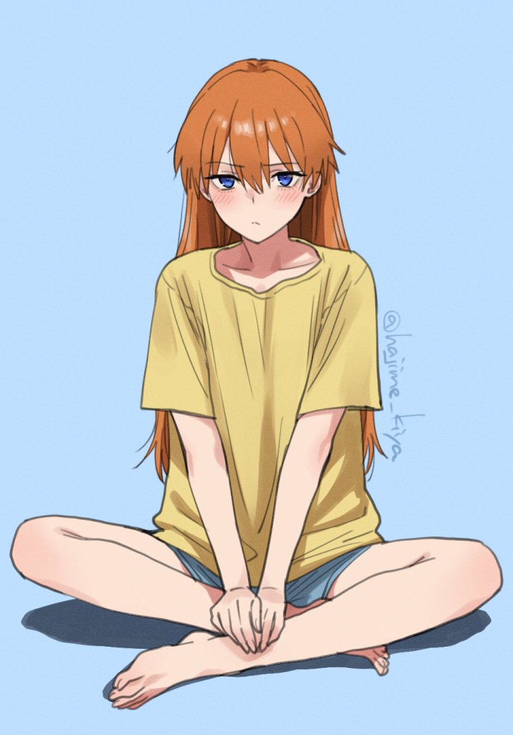 kiya hajime, souryuu asuka langley, neon genesis evangelion, commentary request, translation request, 1girl, alternate hairstyle, bare legs, barefoot, blue background, blue eyes, blue shorts, blush, closed mouth, collarbone, hair between eyes, hair down, long hair, looking at viewer, orange hair, shirt, short sleeves, shorts, simple background, sitting, solo, t-shirt, toes, very long hair, yellow shirt