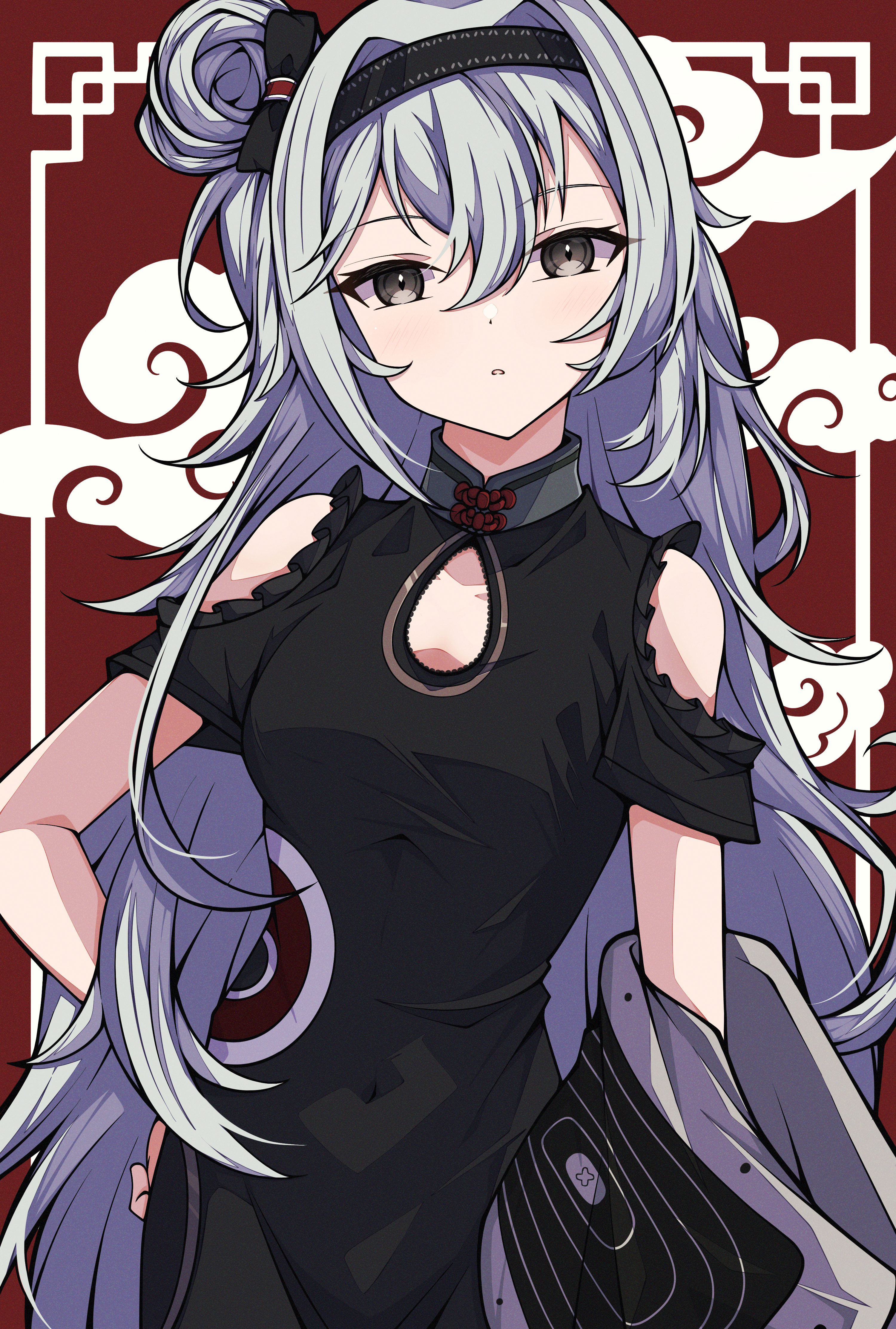 kakuzatou (cubesugar03196), g11 (girls' frontline), girls' frontline, absurdres, clip studio paint (medium), commentary request, highres, 1girl, above-cleavage cutout, bare shoulders, black dress, black hairband, breasts, chinese clothes, clothing cutout, double-parted bangs, dress, expressionless, frilled sleeves, frills, grey eyes, grey hair, hair between eyes, hair bun, hair intakes, hairband, hand on own hip, holding, holding pillow, looking at viewer, mandarin collar, meandros border, official alternate costume, official alternate hairstyle, pankou, parted lips, pillow, red background, short sleeves, shoulder cutout, side up bun, single side bun, small breasts, solo, taut clothes, taut dress, upper body, xiangyun