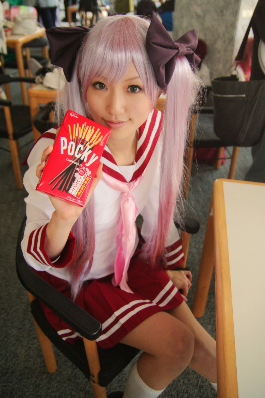 saya (cosplayer), hiiragi kagami, lucky star, highres, photo (medium), cosplay, hiiragi kagami (cosplay), pocky, school uniform, skirt, twintails