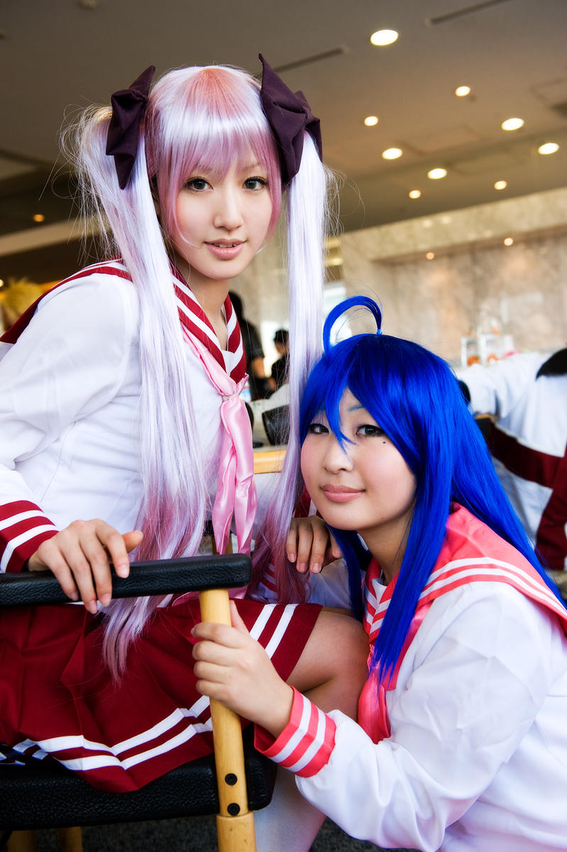 saya (cosplayer), hiiragi kagami, izumi konata, lucky star, highres, photo (medium), cosplay, hiiragi kagami (cosplay), izumi konata (cosplay), school uniform, skirt, twintails