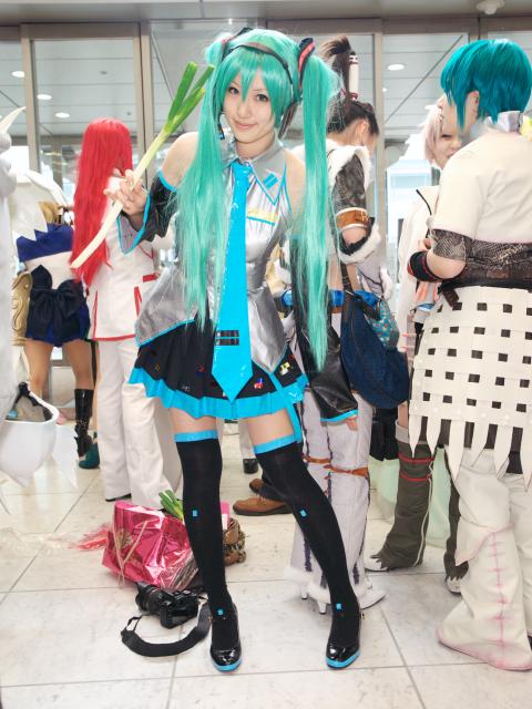 saya (cosplayer), hatsune miku, vocaloid, photo (medium), cosplay, hatsune miku (cosplay), headphones, necktie, skirt, spring onion, thighhighs