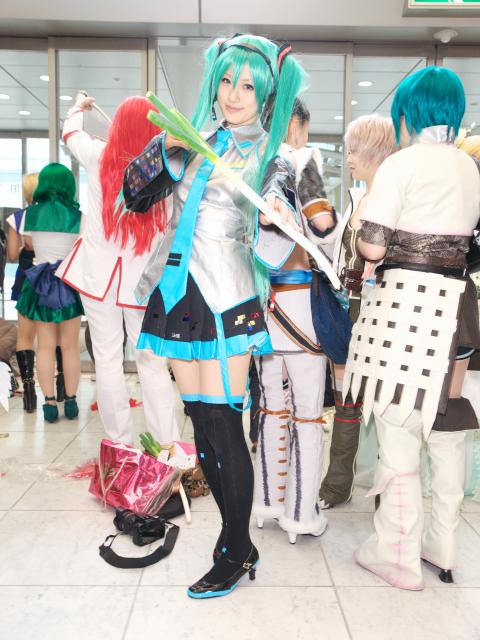 saya (cosplayer), hatsune miku, vocaloid, photo (medium), cosplay, hatsune miku (cosplay), headphones, necktie, skirt, spring onion, thighhighs