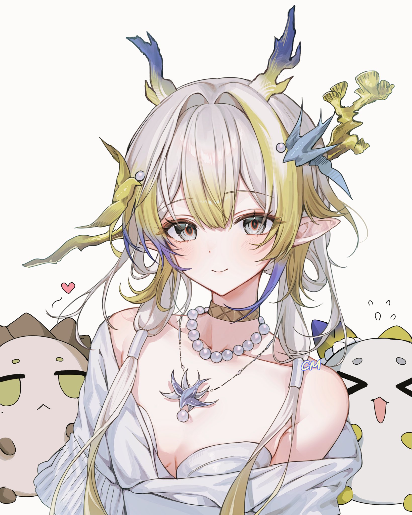 soymilk arts2, ji (arknights), shu (arknights), shu (bingwenyuyou) (arknights), ambience synesthesia, arknights, annotated, commentary, highres, 1girl, bare shoulders, black eyes, blonde hair, breasts, choker, closed mouth, collarbone, dragon bubble (arknights), dragon girl, dragon horns, flying sweatdrops, grey background, grey hair, heart, horns, jewelry, light blush, long hair, looking at viewer, medium breasts, multicolored hair, necklace, off shoulder, official alternate costume, pearl necklace, pendant, pointy ears, purple hair, simple background, smile, solo, upper body, yellow choker