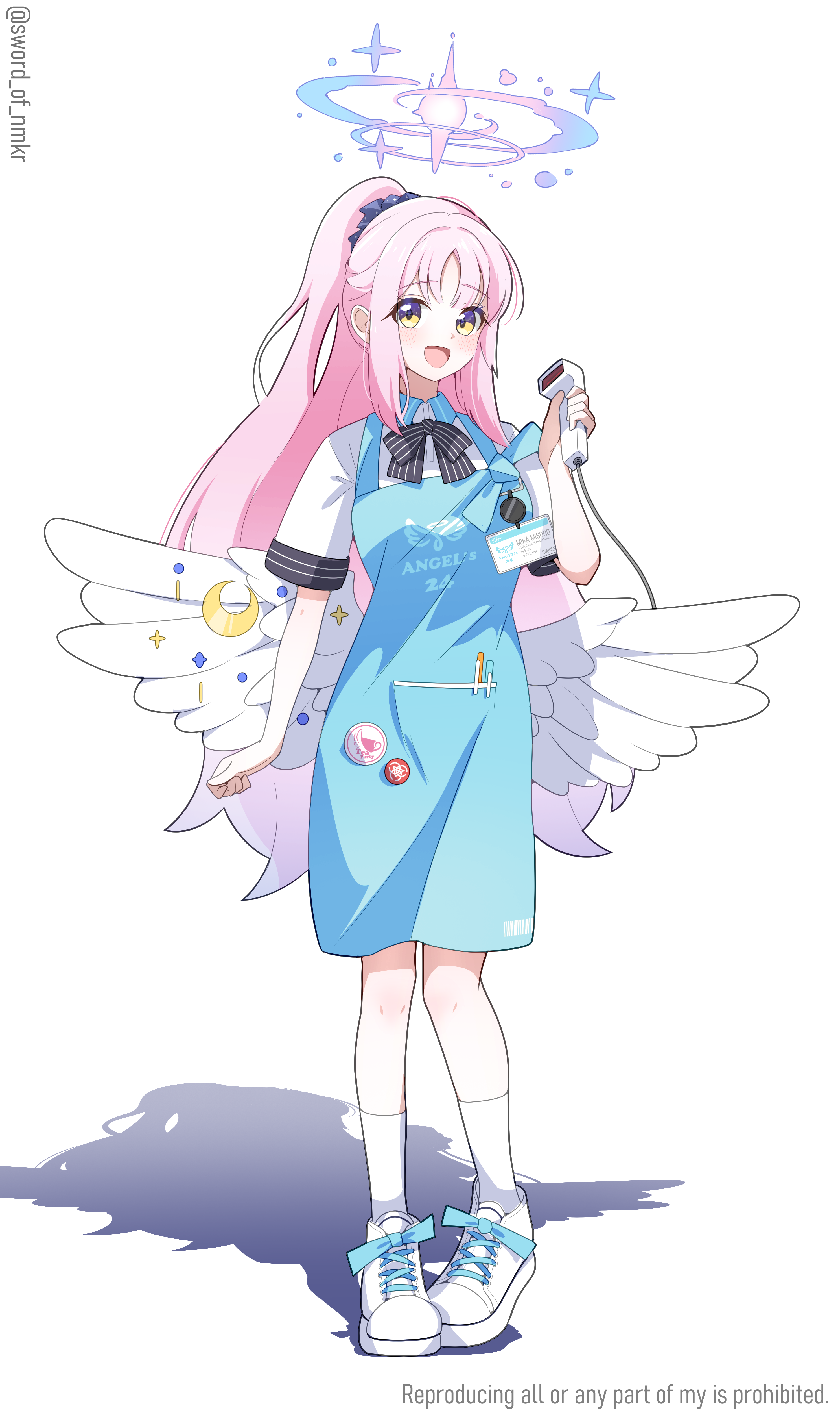 murasame (sword of nmkr), mika (blue archive), blue archive, absurdres, commentary request, highres, 1girl, alternate costume, apron, barcode scanner, black bow, black bowtie, blue apron, blush, bow, bowtie, feathered wings, full body, halo, hand up, high ponytail, holding, holding barcode scanner, id card, long hair, low wings, open mouth, pink hair, pink halo, ponytail, shirt, shoes, simple background, socks, solo, standing, twitter username, very long hair, white background, white shirt, white shoes, white socks, white wings, wings, yellow eyes