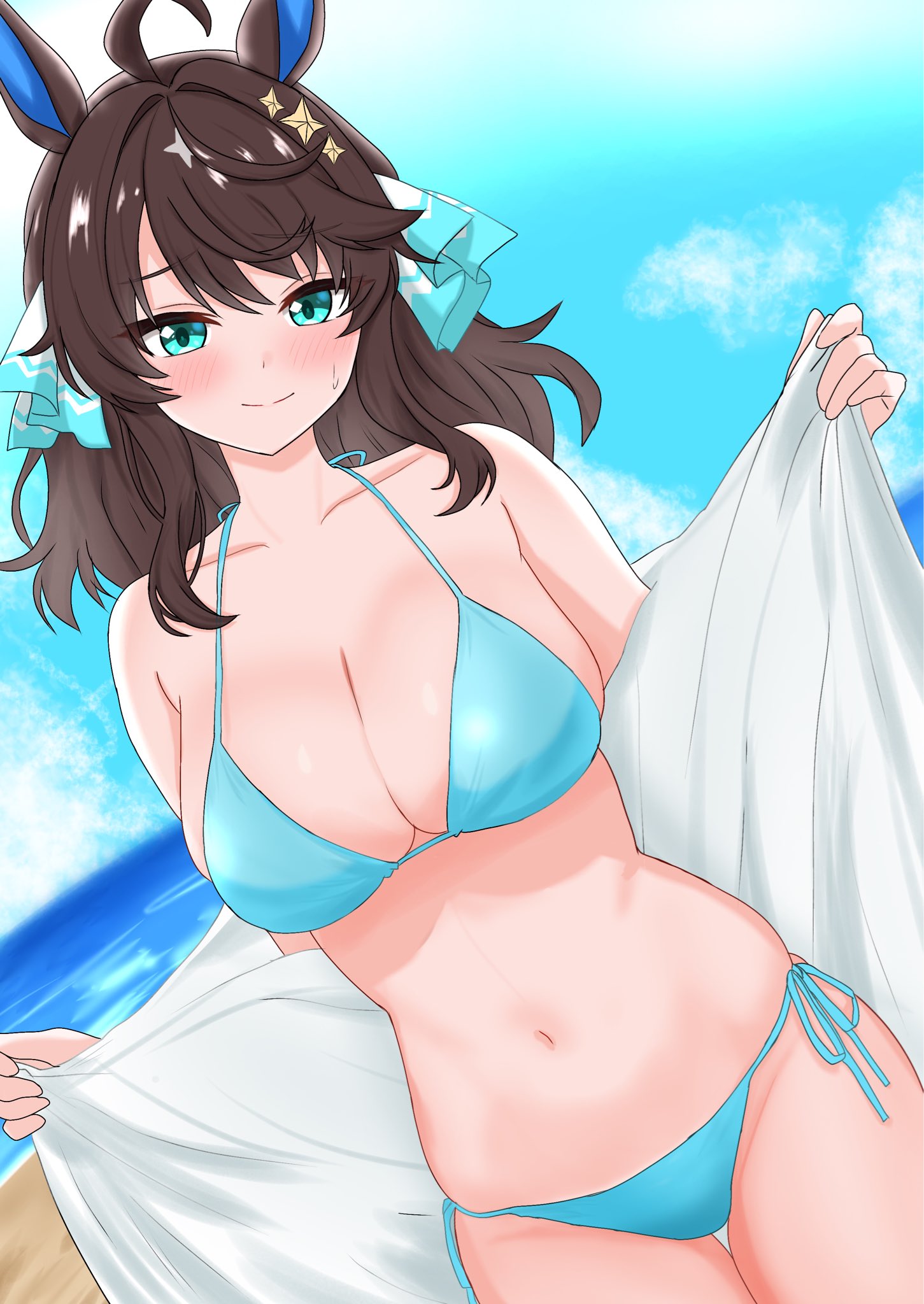 tsumu618, daring tact (umamusume), umamusume, commission, highres, skeb commission, 1girl, ahoge, alternate costume, animal ears, beach, bikini, black hair, blue eyes, blush, breasts, hair between eyes, hair ornament, horse ears, horse girl, large breasts, long hair, looking at viewer, ocean, smile, solo, split mouth, string bikini, sweatdrop, swimsuit, towel