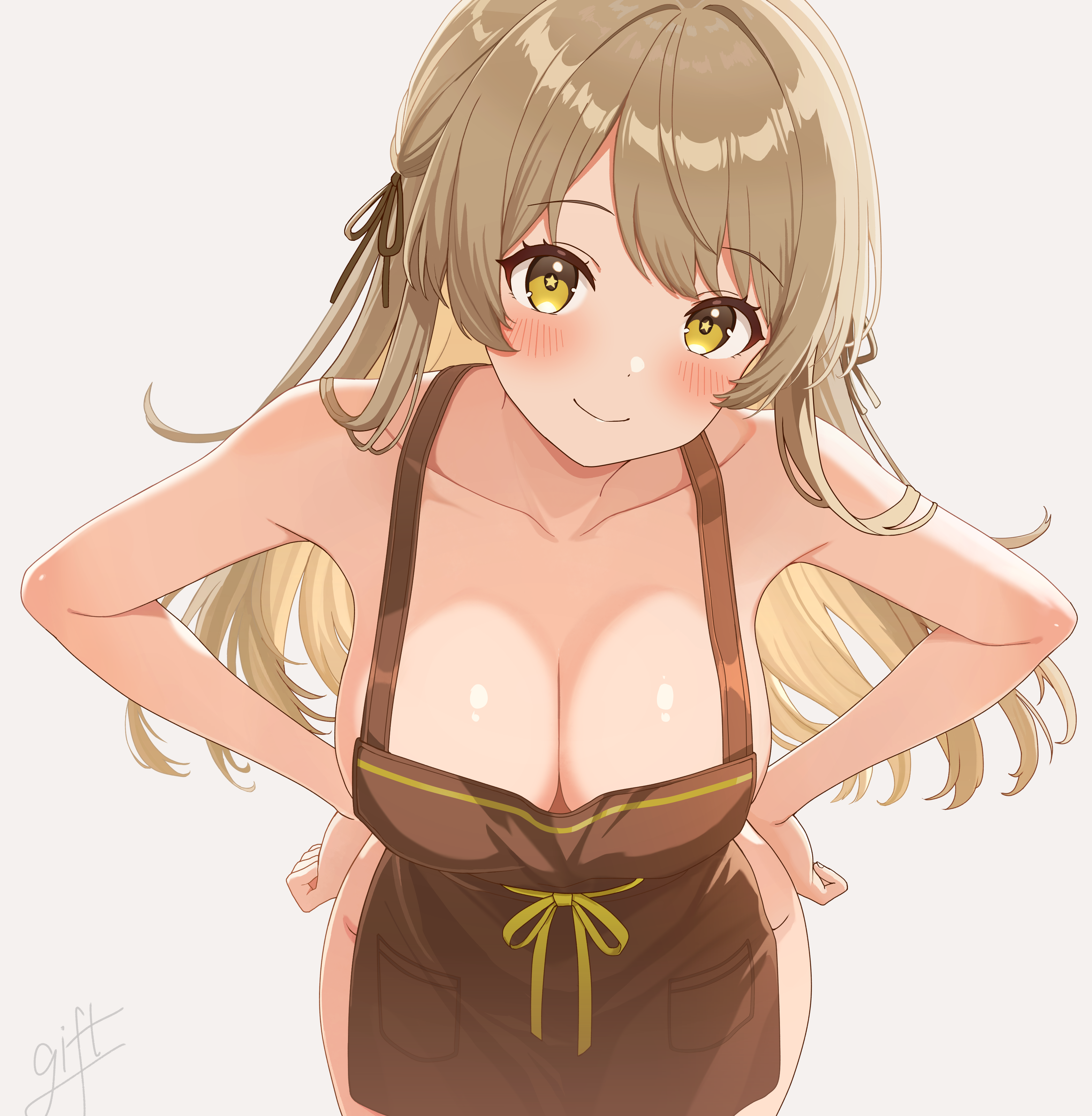shen bi ren (pixiv56919482), lainie (girls' frontline 2), ump40 (girls' frontline), girls' frontline, girls' frontline 2: exilium, absurdres, commentary request, highres, apron, blush, breasts, brown apron, brown hair, brown ribbon, cleavage, closed mouth, collarbone, eyelashes, grey background, hair ribbon, hands on own hips, long hair, looking at viewer, naked apron, ribbon, signature, simple background, smile, yellow eyes, yellow ribbon