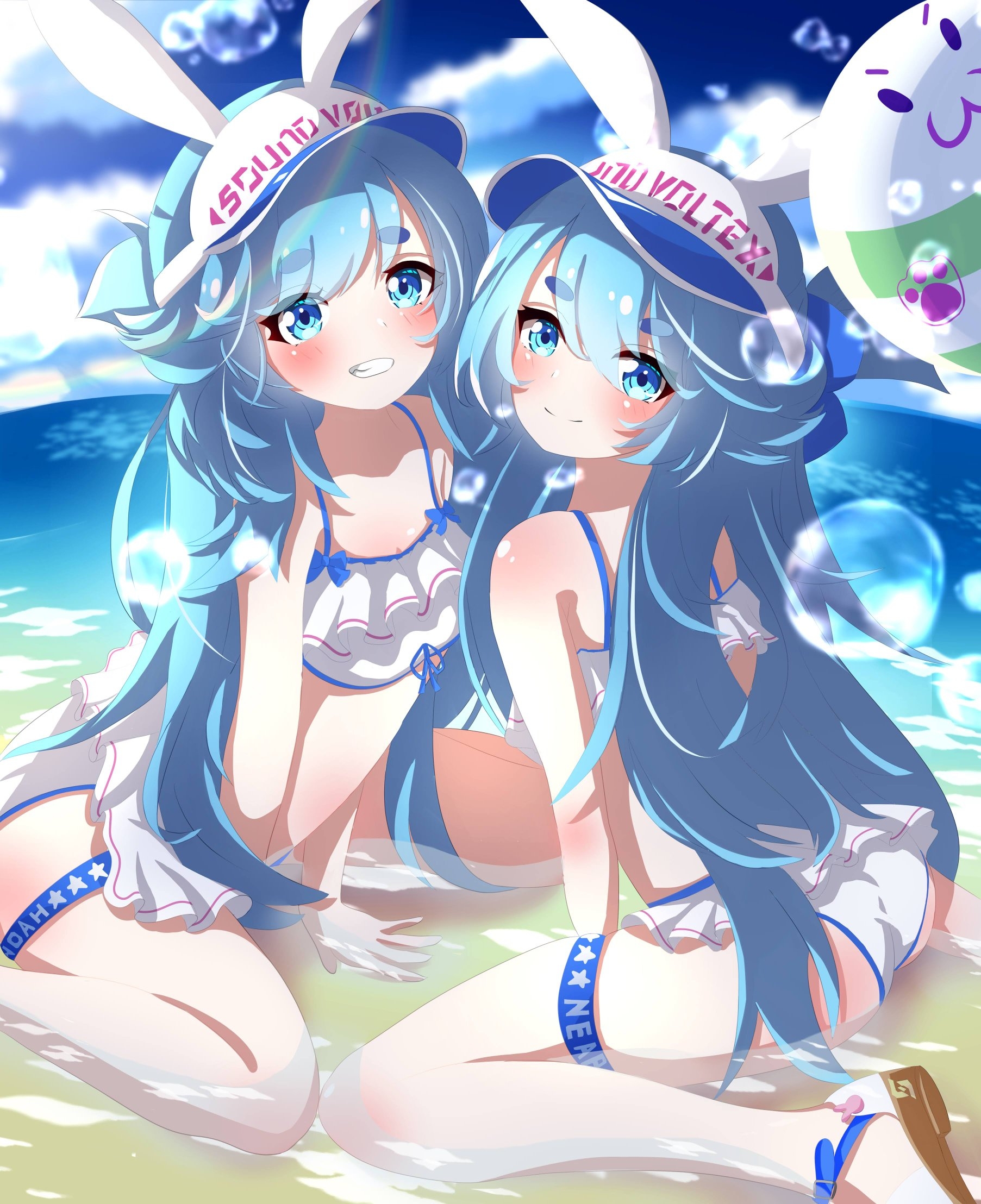 lida vv, near (sound voltex), noah (sound voltex), bemani, sound voltex, highres, 2girls, animal hat, beach, bikini, bikini skirt, blue eyes, blue hair, blush, day, grin, hair between eyes, hat, kneeling, long hair, looking at viewer, multiple girls, ocean, outdoors, sky, smile, swimsuit, very long hair, visor cap