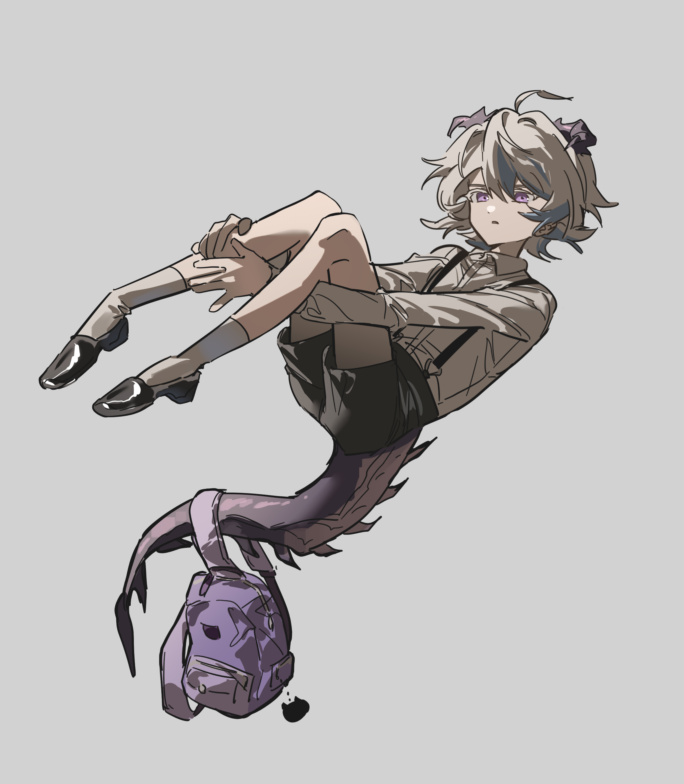 puzzle (arknights), arknights, absurdres, commentary, highres, symbol-only commentary, 1boy, aged down, backpack, bag, black shoes, black shorts, blue hair, chok (chskchrd7), collared shirt, dragon boy, dragon horns, dragon tail, grey background, half-closed eyes, horns, knees up, male focus, multicolored hair, purple bag, purple eyes, shirt, shoes, short hair, shorts, socks, solo, streaked hair, suspender shorts, suspenders, tail, white hair, white shirt, white socks