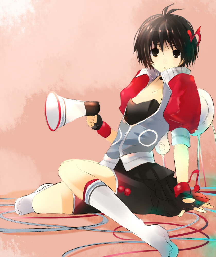 taira tsukune, kikuchi makoto, idolmaster, idolmaster (classic), idolmaster 1, pop sound blossom, bad id, bad pixiv id, 00s, antenna hair, cable, choker, fingerless gloves, gloves, megaphone, musical note, short hair, shorts, skirt, solo