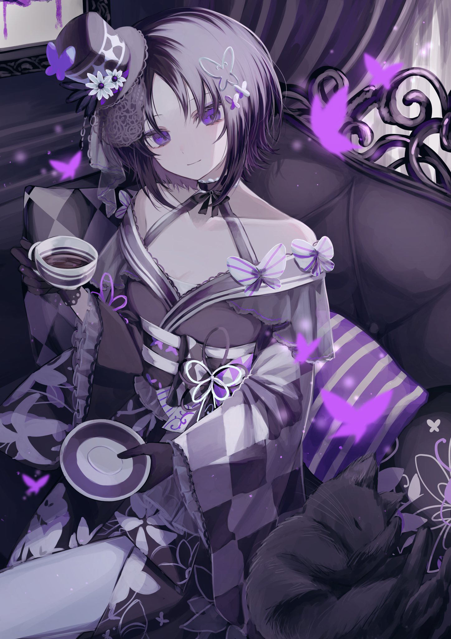 housho margo, mahou shoujo no majo saiban, highres, 1girl, bare shoulders, black gloves, black hair, black hat, black kimono, breasts, butterfly hair ornament, cat, cleavage, couch, cowboy shot, cup, flower, gloves, hair ornament, hat, hat flower, holding, holding cup, holding saucer, indoors, japanese clothes, kimono, lolita fashion, long sleeves, looking at viewer, mmme (mq a12), obi, on couch, pale skin, parted bangs, pillow, purple eyes, purple theme, sash, saucer, short hair, short kimono, sitting, smile, solo, tea, teacup, top hat, wa lolita