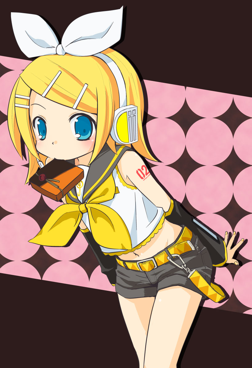 linco, kagamine rin, vocaloid, bad id, bad pixiv id, highres, belt, blonde hair, blue eyes, bow, detached sleeves, hair ornament, hairclip, headset, midriff, mouth hold, navel, short hair, shorts, solo, valentine