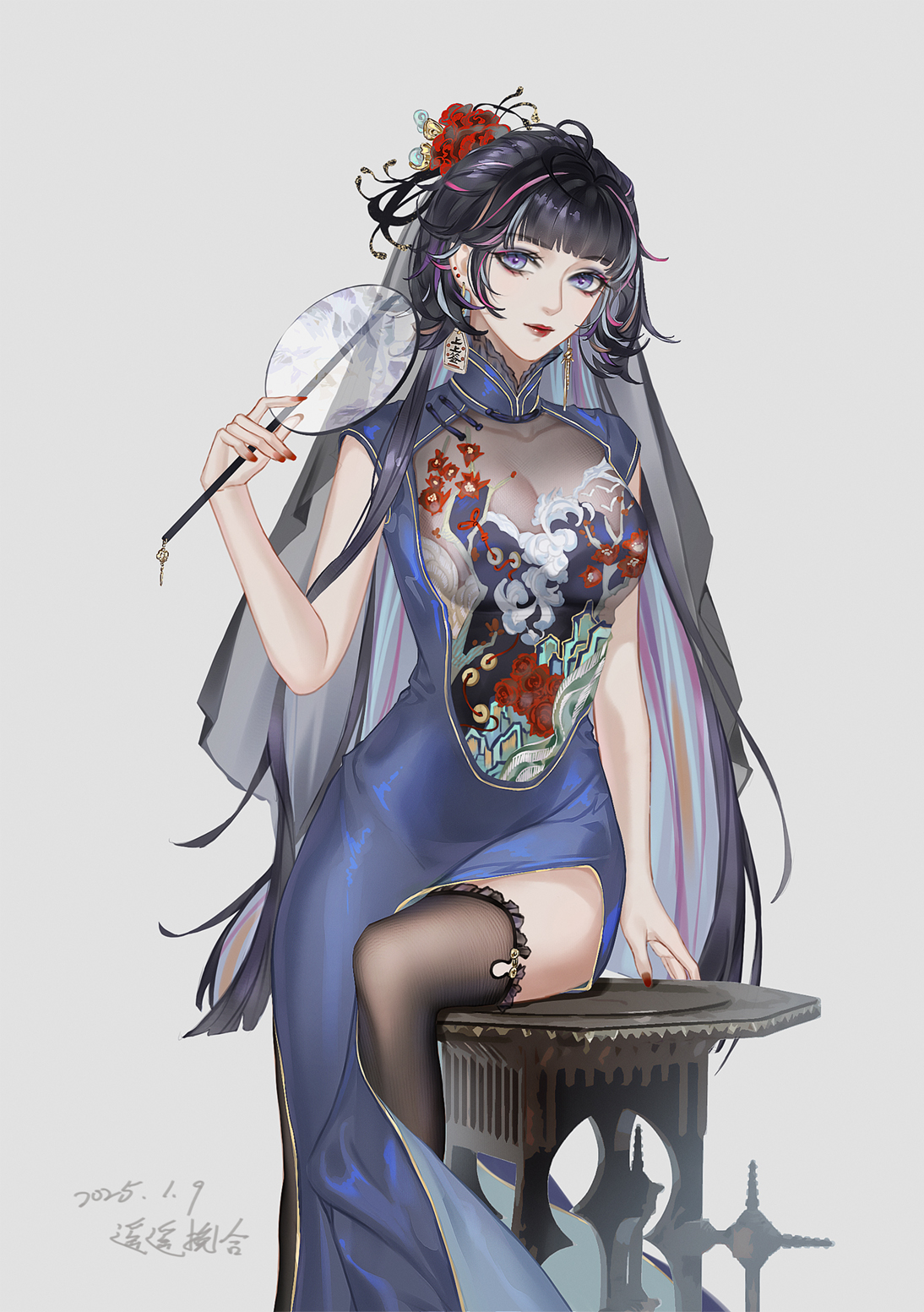 yaoyao wanhe, enfer (path to nowhere), path to nowhere, highres, 1girl, alternate costume, bare arms, black hair, black thighhighs, black veil, blue dress, blue eyes, blunt bangs, breasts, china dress, chinese clothes, cleavage, dated, dress, earrings, eyeliner, feet out of frame, floral print, flower, grey background, hair branch, hair flower, hair ornament, hand fan, holding, holding fan, jewelry, long dress, looking at viewer, makeup, mandarin collar, mole, mole under eye, mountain print, multicolored hair, nail polish, print dress, print fan, red flower, red nails, side slit, signature, simple background, sleeveless, sleeveless dress, solo, stool, streaked hair, thighhighs, transparent fan, veil