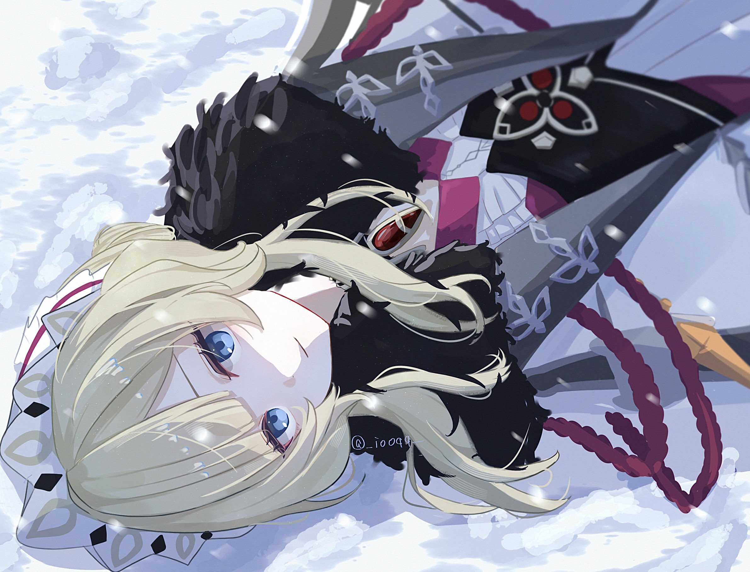 iooqq, sandrone (genshin impact), genshin impact, commentary request, highres, 1girl, blonde hair, blue eyes, closed mouth, coat, fatui coat, fur-trimmed coat, fur trim, headdress, light smile, looking at viewer, lying, on back, short hair with long locks, snow, solo, twitter username, white coat, white headdress