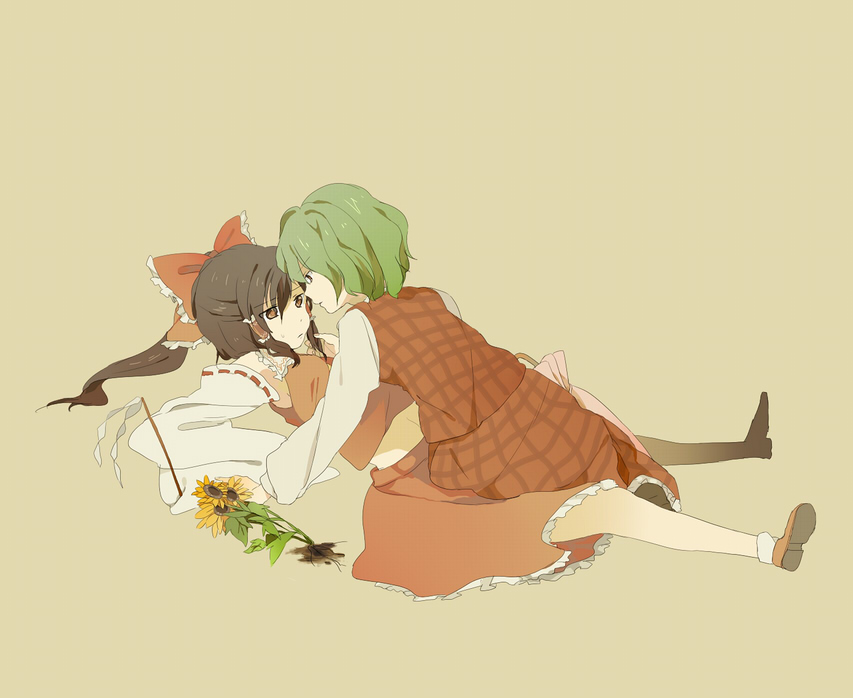 hizu, noise (hakusen), hakurei reimu, kazami yuuka, phantasmagoria of flower view, touhou, bad id, bad pixiv id, 2girls, detached sleeves, female focus, flower, gohei, green hair, hair ribbon, hair tubes, midriff, multiple girls, plaid clothes, plaid skirt, plaid vest, red eyes, ribbon, short hair, simple background, skirt, skirt set, sunflower, vest, yuri