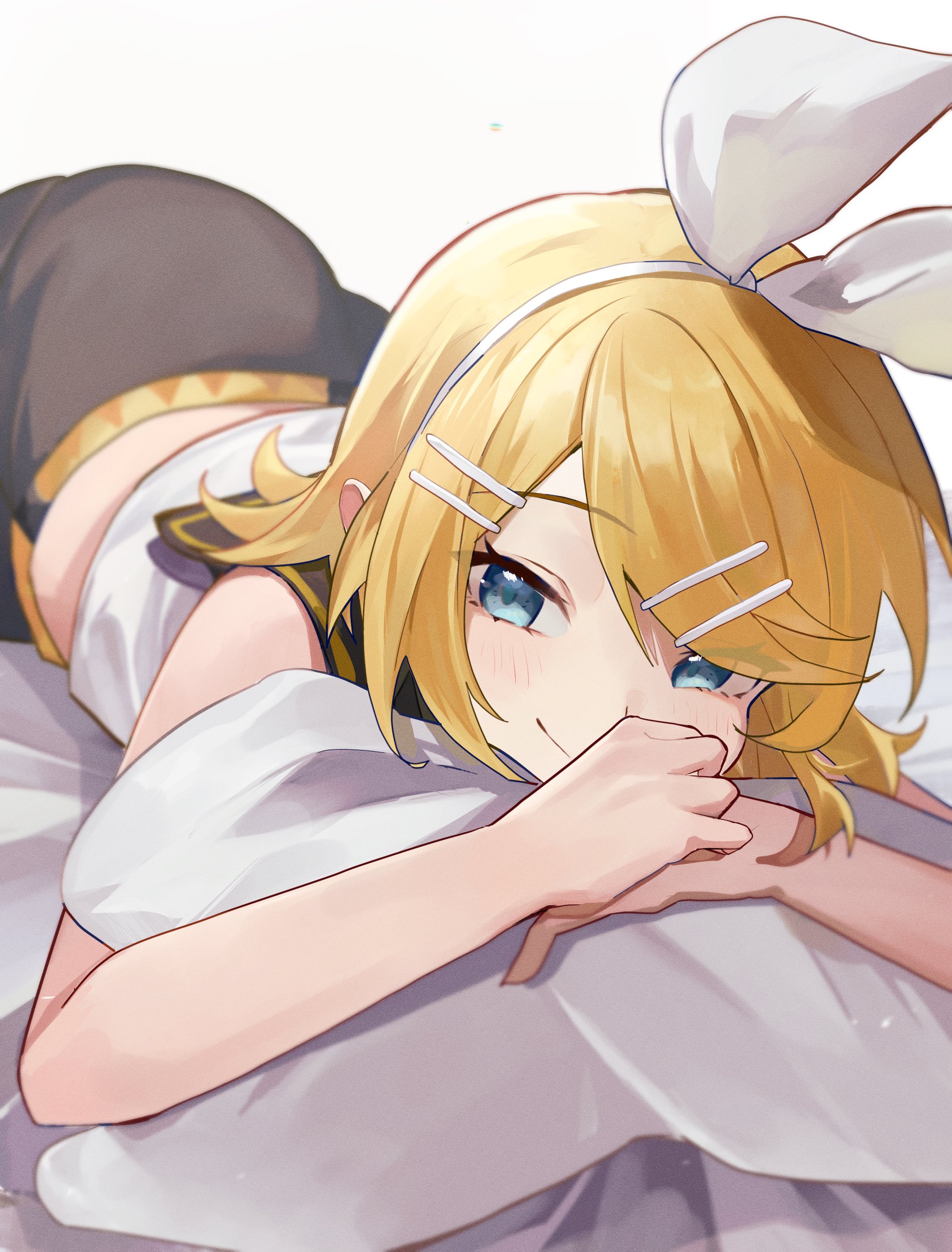 inubangarou, kagamine rin, vocaloid, absurdres, highres, 1girl, bed sheet, belt, black sailor collar, black shorts, blonde hair, blue eyes, bow, bow hairband, eyes visible through hair, hair bow, hair ornament, hairband, hairpin, looking at viewer, lying, on stomach, sailor collar, shirt, short hair, shorts, smile, swept bangs, white background, white bow, white hairband, white shirt, yellow belt