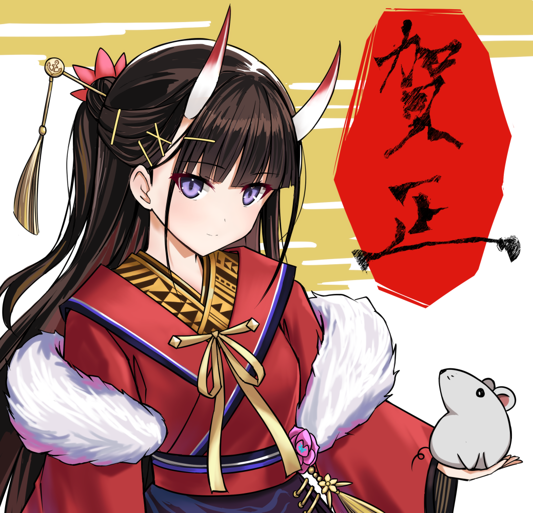 tokisaka ena, noshiro (azur lane), noshiro (uncharted festival grounds?) (azur lane), azur lane, commentary request, 1girl, animal, black gloves, black hair, feather boa, gloves, hair ornament, hairclip, hairpin, holding, holding animal, horns, japanese clothes, kimono, long hair, long sleeves, looking at viewer, mouse (animal), official alternate costume, purple eyes, red kimono, skin-covered horns, solo, wide sleeves