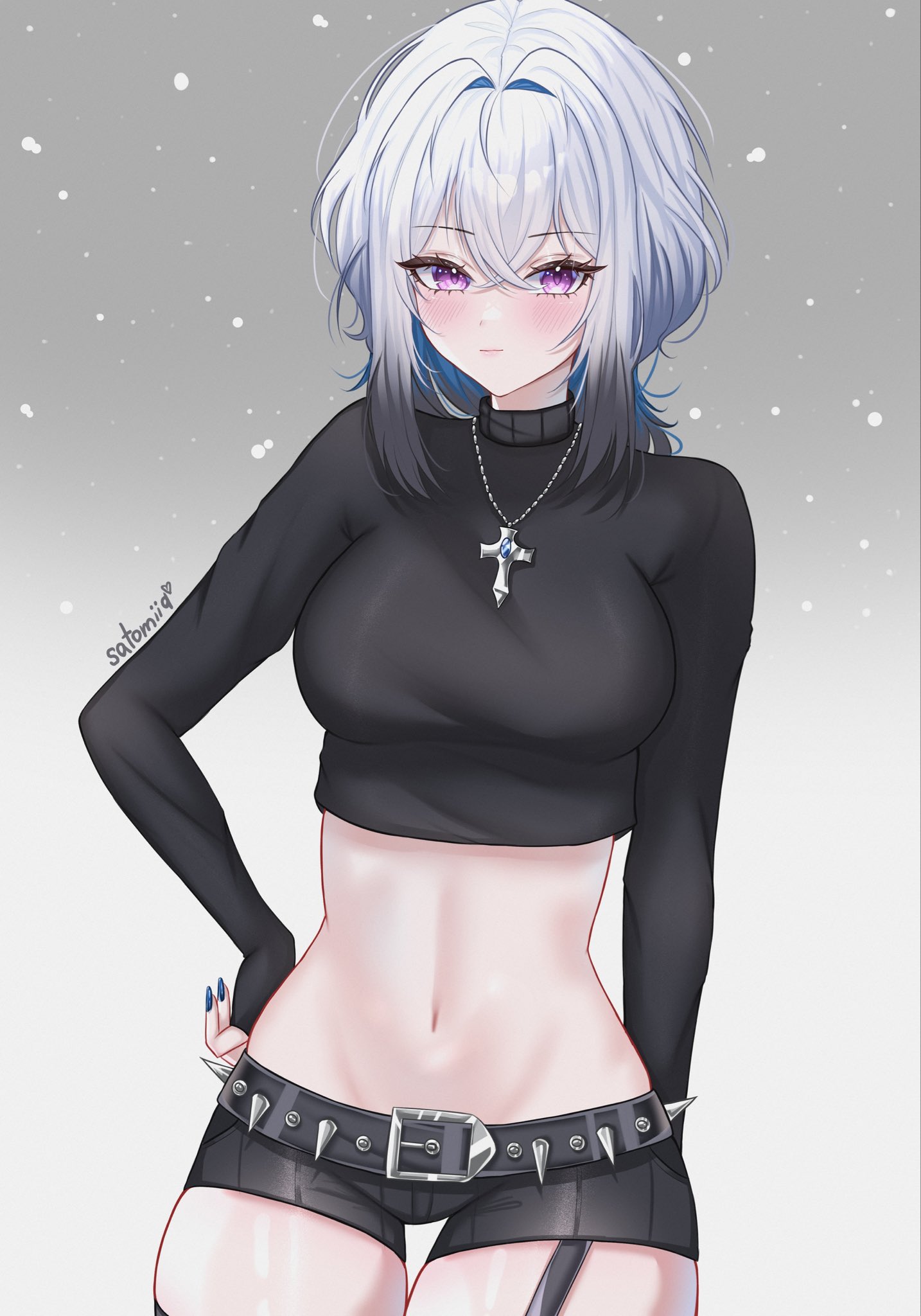 satomiiq, galbrena (wuthering waves), wuthering waves, commentary, highres, symbol-only commentary, 1girl, alternate costume, artist name, black shirt, black shorts, blue nails, blush, closed mouth, fingernails, grey background, grey hair, hair between eyes, hand on own hip, logo, looking at viewer, medium hair, nail polish, navel, purple eyes, shirt, short shorts, shorts, solo, stomach, thighs