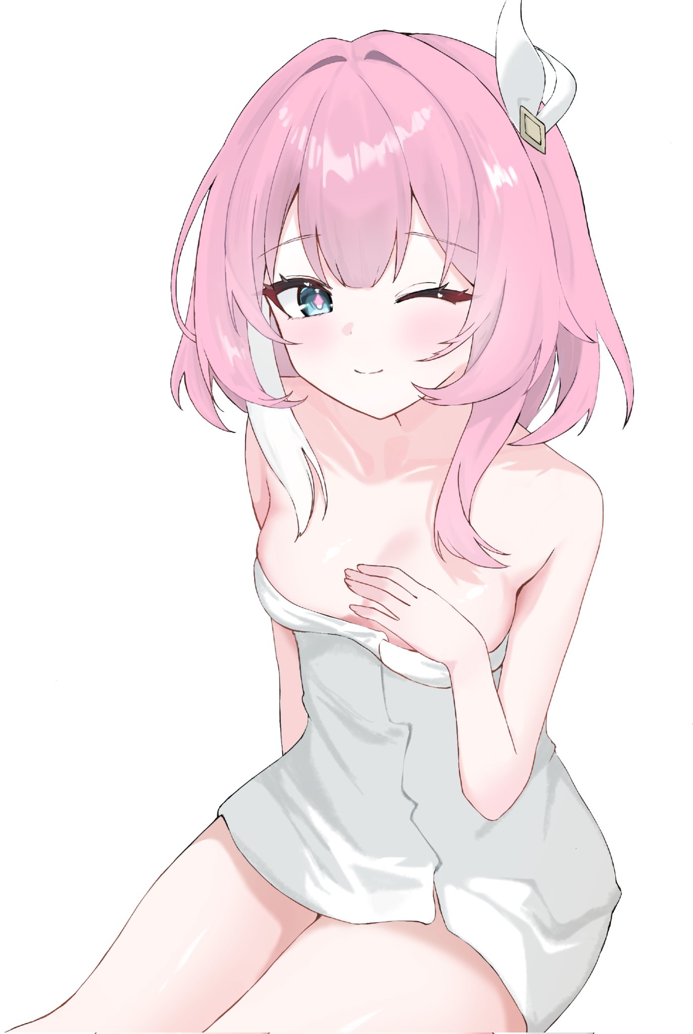 cyrene (honkai: star rail), honkai: star rail, honkai (series), commentary, highres, 1girl, ;), aramonn chan019, blue eyes, breasts, cleavage, cyrene (aedes elysiae) (honkai: star rail), hair ornament, looking at viewer, multicolored hair, naked towel, one eye closed, pink hair, simple background, sitting, small breasts, smile, solo, thighs, towel, two-tone hair, white background, white hair