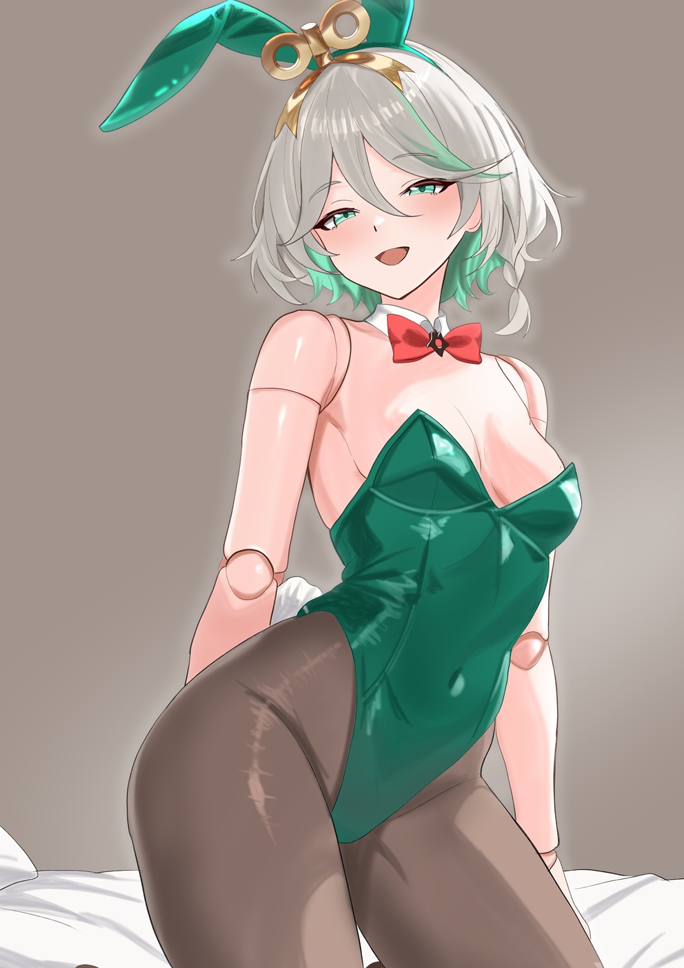 rijeka1918, cecilia immergreen, hololive, hololive english, highres, 1girl, :d, alternate costume, animal ear hairband, animal ears, arm behind back, bare arms, bare shoulders, bed sheet, black pantyhose, bow, bowtie, braid, breasts, cleavage, colored inner hair, covered navel, detached collar, doll, doll joints, double-parted bangs, fake animal ears, fake tail, green eyes, green hair, green leotard, grey hair, hair between eyes, hair ornament, hairband, highleg, highleg leotard, joints, leotard, looking at viewer, multicolored hair, open mouth, pantyhose, playboy bunny, rabbit ear hairband, rabbit ears, rabbit tail, red bow, red bowtie, short hair, side braid, single braid, small breasts, smile, solo, strapless, strapless leotard, streaked hair, tail, virtual youtuber, winding key
