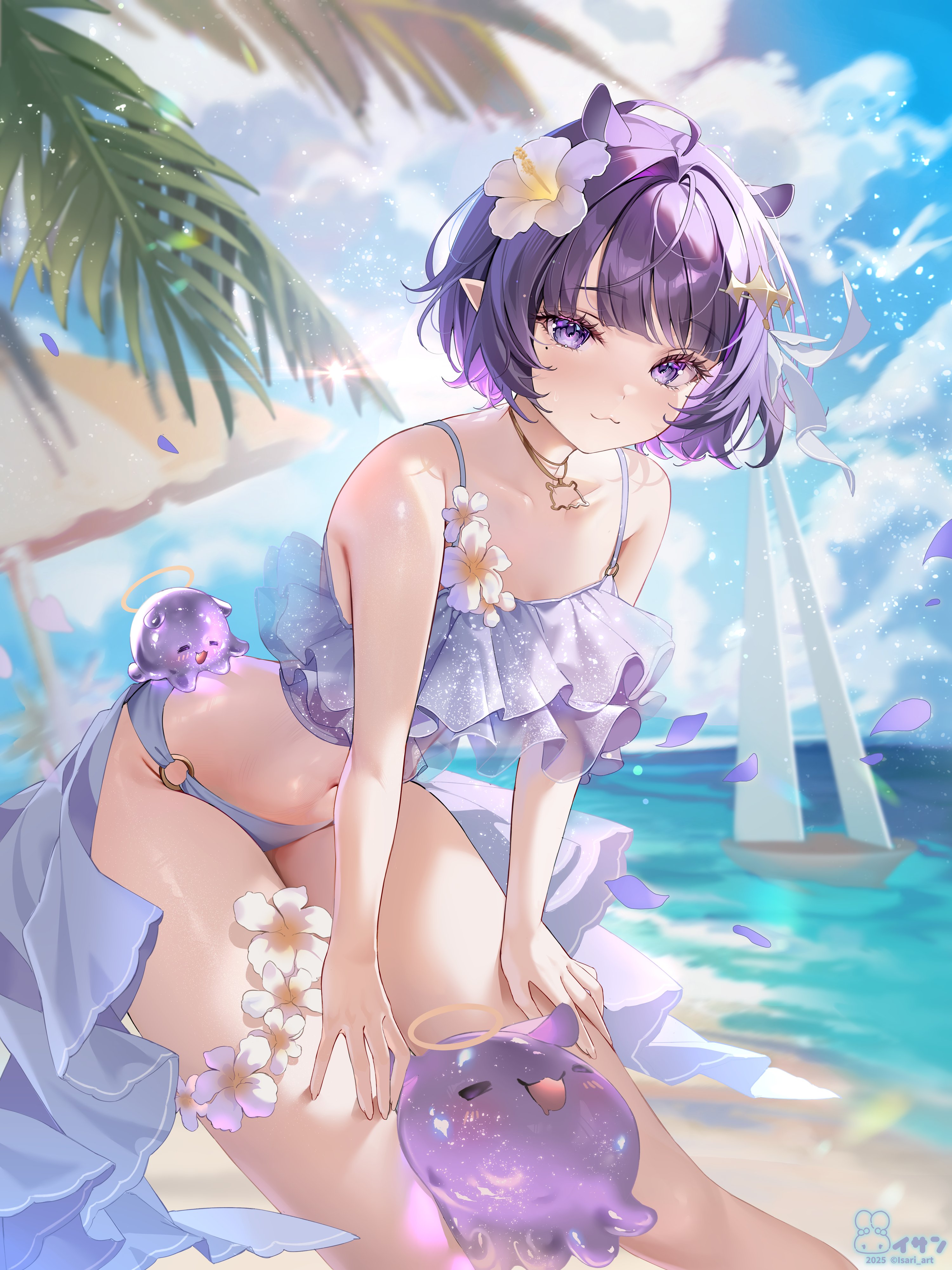 isari sensei, ninomae ina'nis, ninomae ina'nis (holonatsu paradise), takodachi (ninomae ina'nis), hololive, hololive english, holonatsu paradise, absurdres, commentary, english commentary, highres, 1girl, :3, beach, bikini, blue sky, blunt bangs, blurry, blurry background, closed mouth, cloud, day, flat chest, flower thigh strap, frilled bikini, frills, grey bikini, jewelry, leaning forward, looking at viewer, mole, mole under eye, navel, necklace, ocean, official alternate costume, official alternate hair length, official alternate hairstyle, outdoors, palm leaf, pointy ears, purple eyes, purple hair, short hair, sky, solo, swimsuit, virtual youtuber