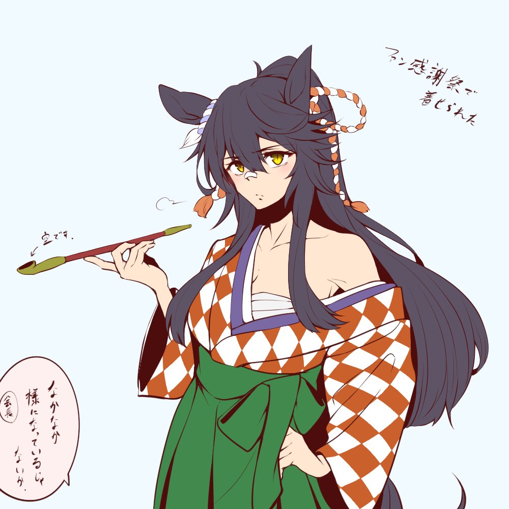 yonedatomo mizu, narita brian (umamusume), yuugiri (zombie land saga), umamusume, zombie land saga, commentary request, translation request, 1girl, animal ears, argyle clothes, argyle kimono, black hair, blonde hair, blue background, blunt bangs, blunt ends, breasts, chest sarashi, cleavage, collarbone, cosplay, earrings, green skirt, hadanugi dousa, hair between eyes, hakama, hakama skirt, hand on own hip, holding, holding smoking pipe, horse ears, horse girl, japanese clothes, jewelry, kinugawa rika, kiseru, long hair, looking at viewer, open kimono, pleated skirt, rope, sarashi, shimenawa, simple background, skirt, slit pupils, smoking pipe, solo, speech bubble, tail, voice actor connection, yuugiri (zombie land saga) (cosplay)