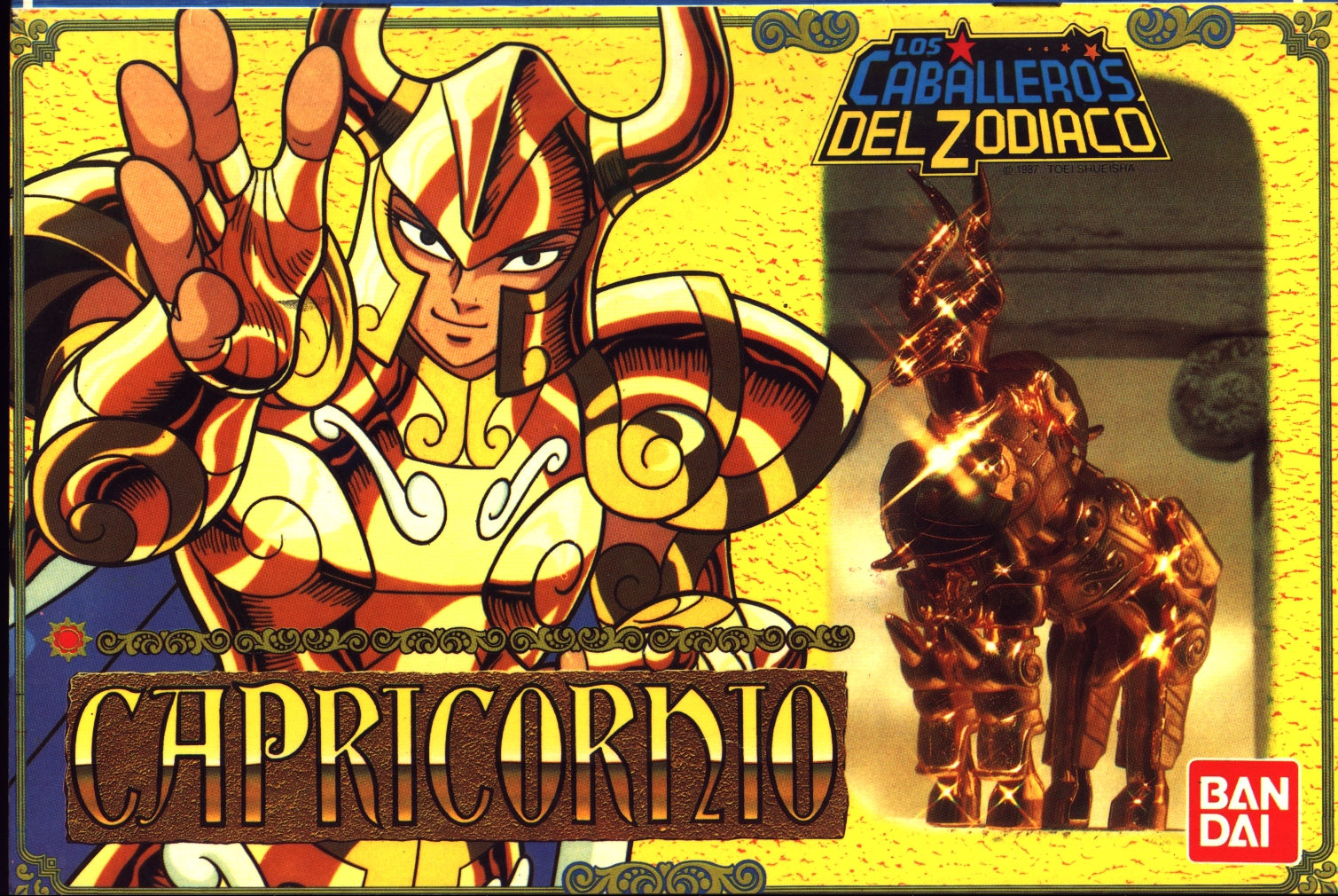 capricorn shura, saint seiya, official art, scan, armor, black eyes, cape, cover, elbow gloves, figure, fingerless gloves, gloves, helm, helmet, horns, male focus, outstretched hand, saint seiya figures, shiny clothes, smile, spanish text