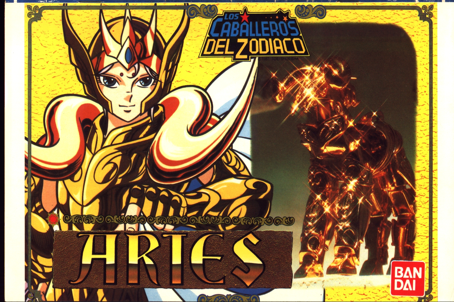 aries muu, saint seiya, official art, scan, 1boy, armor, blue eyes, cape, cover, elbow gloves, eyelashes, facial mark, figure, fingerless gloves, forehead mark, gloves, helm, helmet, horns, jewelry, male focus, pink hair, saint seiya figures, shiny clothes, smile, solo, spanish text