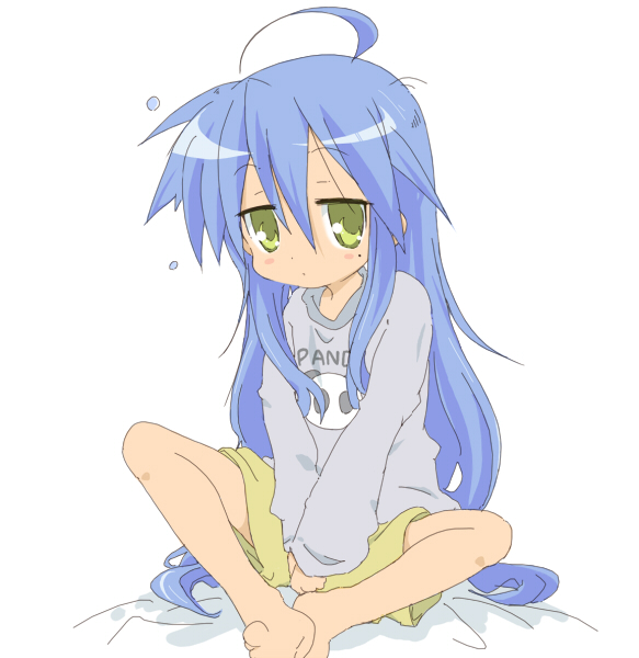 core (mayomayo), izumi konata, lucky star, bad id, bad pixiv id, 00s, 1girl, ahoge, barefoot, blue hair, female focus, green eyes, long hair, mole, mole under eye, shorts, sitting, solo