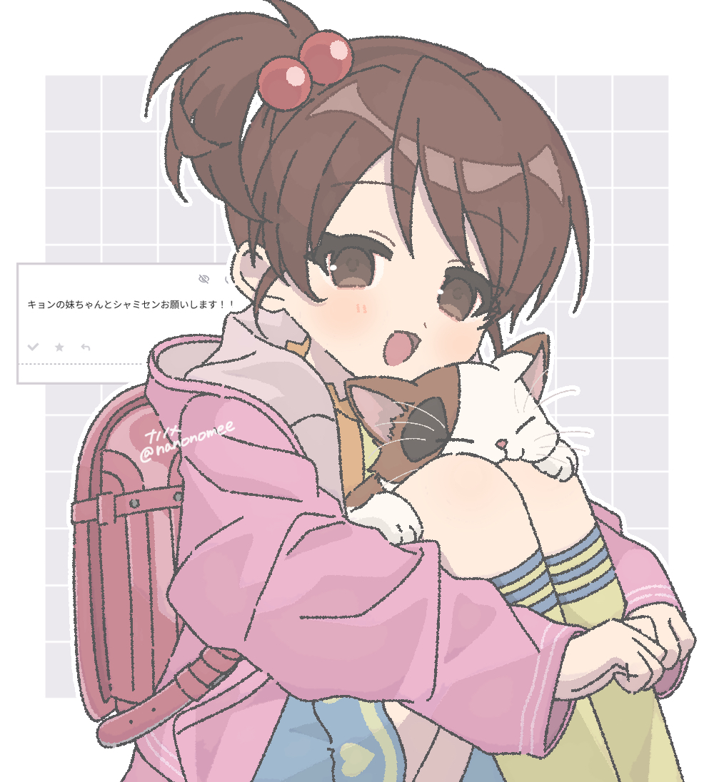 nanonome, kyon's sister, shamisen (suzumiya haruhi), suzumiya haruhi no yuuutsu, commentary request, translation request, 1girl, :d, backpack, bag, blue skirt, brown eyes, brown hair, calico (pattern), calico cat, hood, hooded jacket, jacket, knees up, long sleeves, open mouth, pink jacket, randoseru, side ponytail, simple background, sitting, skirt, smile, solo, tongue, white background
