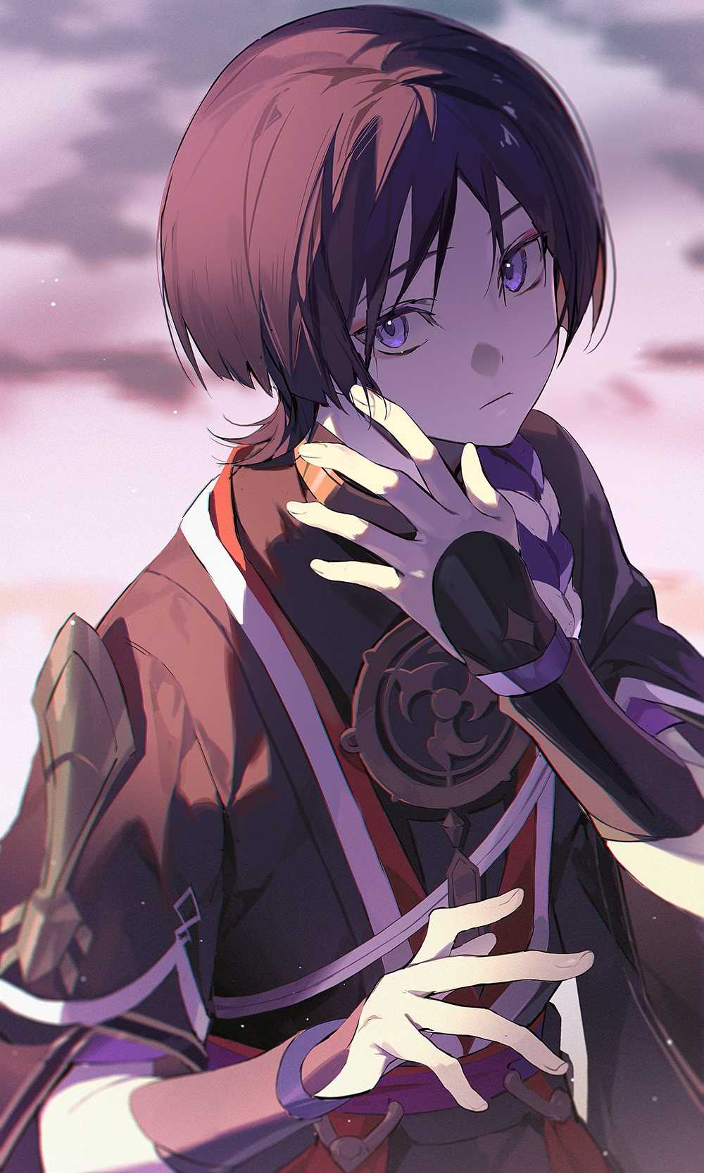 xiaojiaju, scaramouche (genshin impact), genshin impact, duplicate, highres, 1boy, arm guards, armor, black hair, blue eyes, blunt ends, blurry, blurry background, eyeshadow, hair between eyes, hand in own hair, japanese clothes, looking at viewer, makeup, male focus, official alternate costume, outdoors, red eyeshadow, rope, shoulder armor, solo, standing, upper body