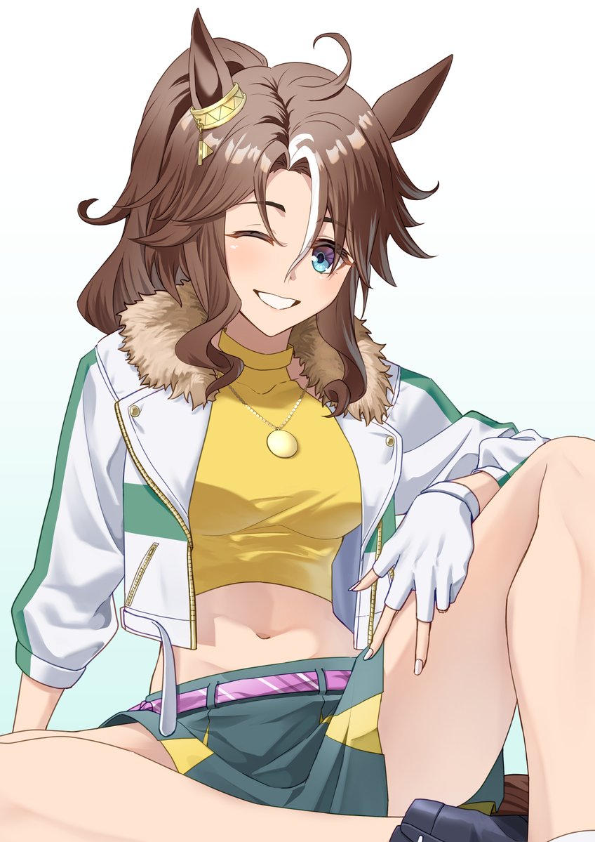 kento (kentdrawing), mejiro palmer (line breakthrough) (umamusume), mejiro palmer (umamusume), umamusume, commentary, 1girl, ;d, ahoge, animal ears, belt, black boots, blue eyes, boots, breasts, brown hair, crop top, cropped shirt, ear ornament, fingerless gloves, fur-trimmed jacket, fur trim, gloves, green skirt, grin, hair between eyes, horse ears, horse girl, jacket, long hair, long sleeves, looking at viewer, medium breasts, midriff, miniskirt, multicolored hair, navel, one eye closed, open mouth, pink belt, ponytail, shirt, simple background, sitting, skirt, smile, solo, streaked hair, white background, white gloves, white hair, white jacket, yellow shirt