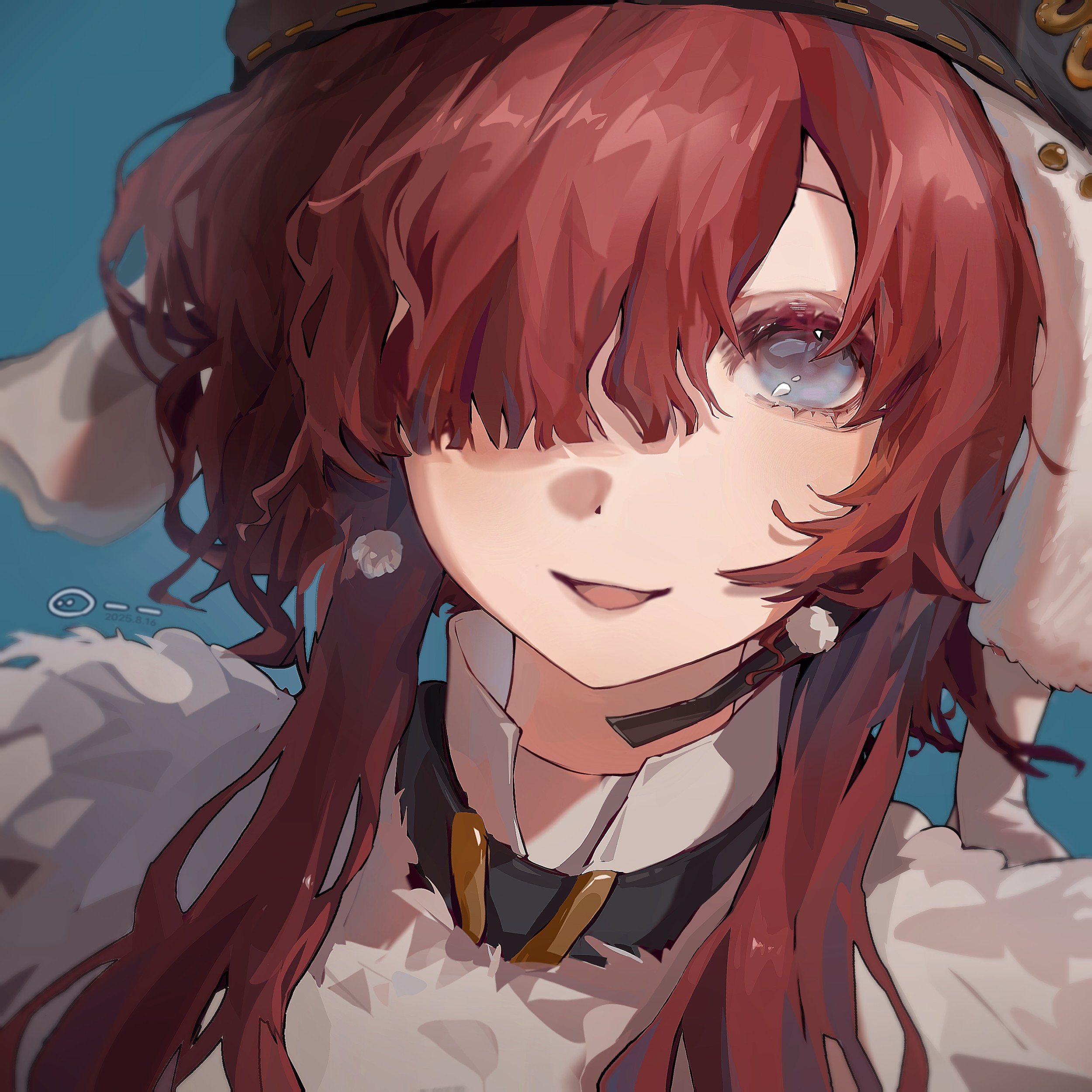 yenisei (reverse:1999), reverse:1999, absurdres, highres, 1girl, :d, black hat, blue background, cape, fur-trimmed cape, fur trim, hair over one eye, hat, long sidelocks, one eye covered, open mouth, portrait, red hair, sidelocks, smile, solo, yiyi jiang si le