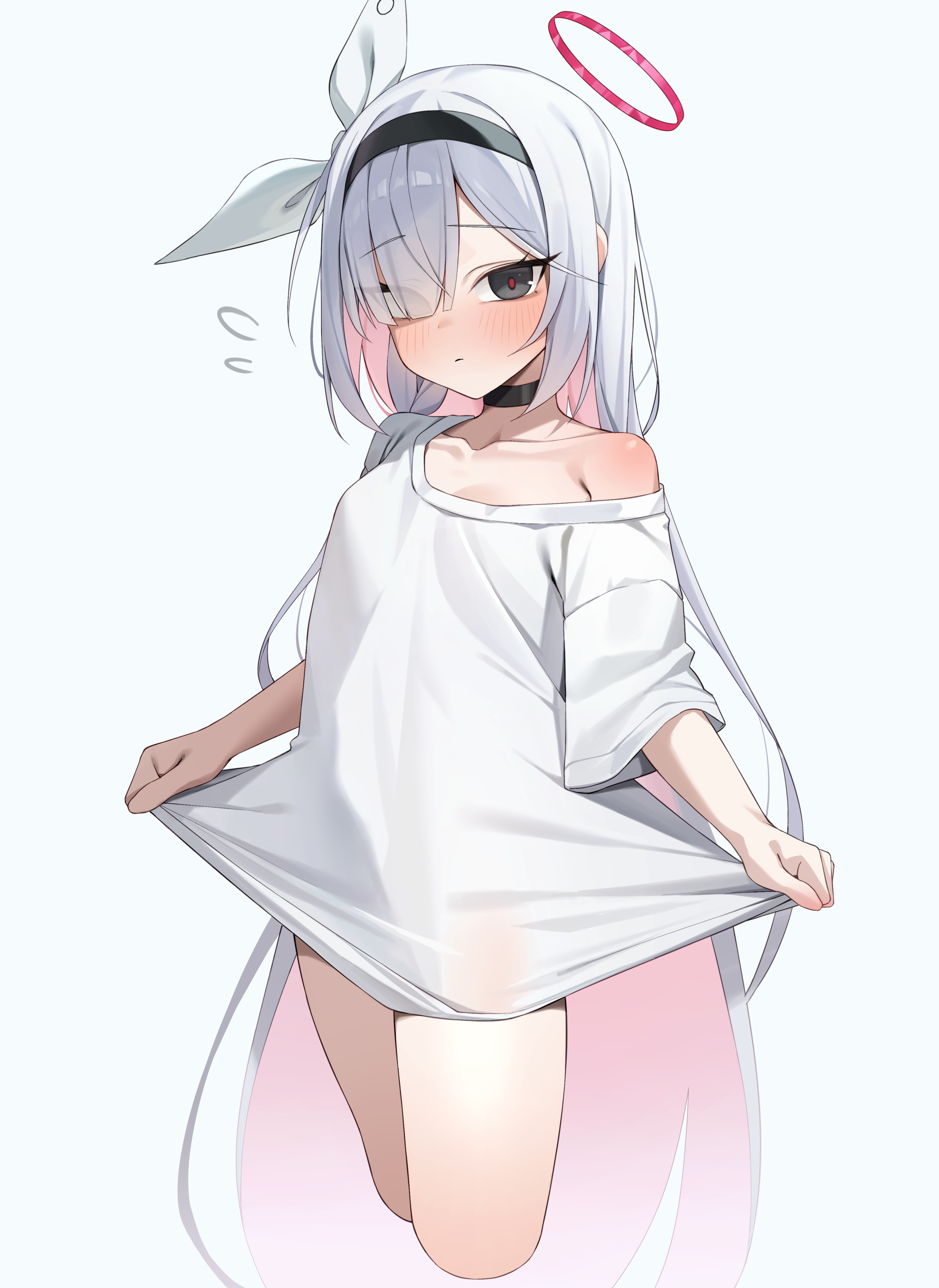 um 111, plana (blue archive), blue archive, absurdres, commentary request, highres, 1girl, black choker, black eyes, black hairband, blue background, choker, collarbone, colored inner hair, eyes visible through hair, grey hair, hair over one eye, hairband, halo, long hair, looking at viewer, multicolored hair, off shoulder, pink hair, red halo, red pupils, shirt, simple background, solo, t-shirt, thighs, two-tone hair, very long hair, white shirt