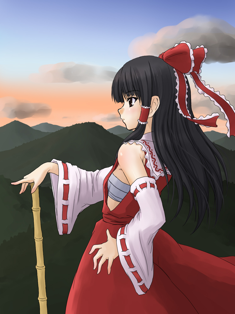 kuro suto sukii, hakurei reimu, touhou, 1girl, bare shoulders, black hair, detached sleeves, female focus, from side, hand on own hip, japanese clothes, long hair, miko, mountainous horizon, outdoors, ribbon, sarashi, sky, solo