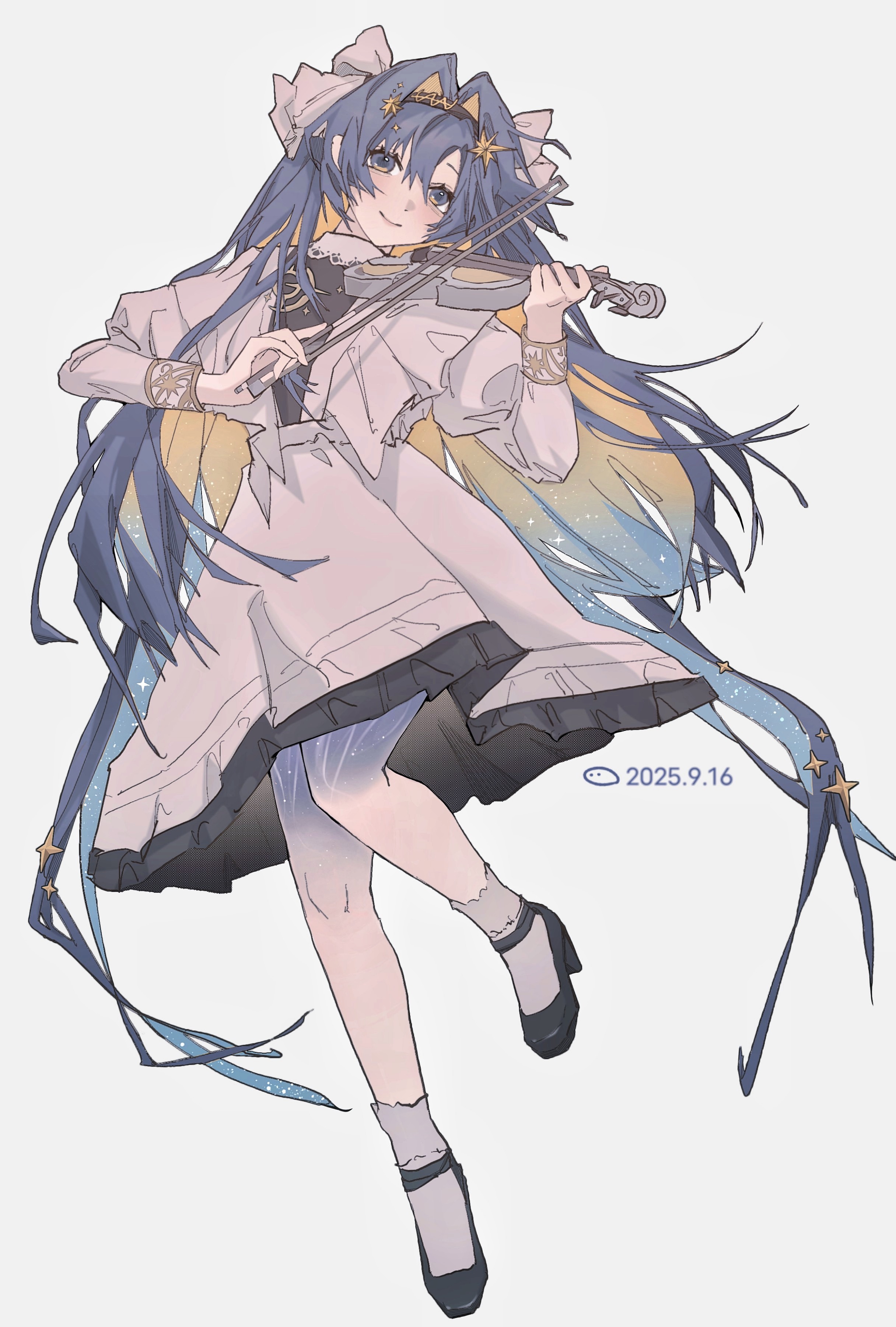 voyager (reverse:1999), reverse:1999, absurdres, highres, 1girl, black hairband, black shorts, blonde hair, blue eyes, blue hair, bow (music), closed mouth, colored inner hair, dated, dress, full body, gradient hair, gradient skin, grey background, hair intakes, hair ornament, hairband, hands up, holding, holding bow (music), holding instrument, holding violin, instrument, juliet sleeves, leg up, long hair, long sleeves, looking at viewer, multicolored hair, music, playing instrument, puffy sleeves, shoes, short dress, shorts, smile, socks, solo, standing, standing on one leg, star (symbol), star hair ornament, starry skin, very long hair, violin, white dress, white socks, yiyi jiang si le
