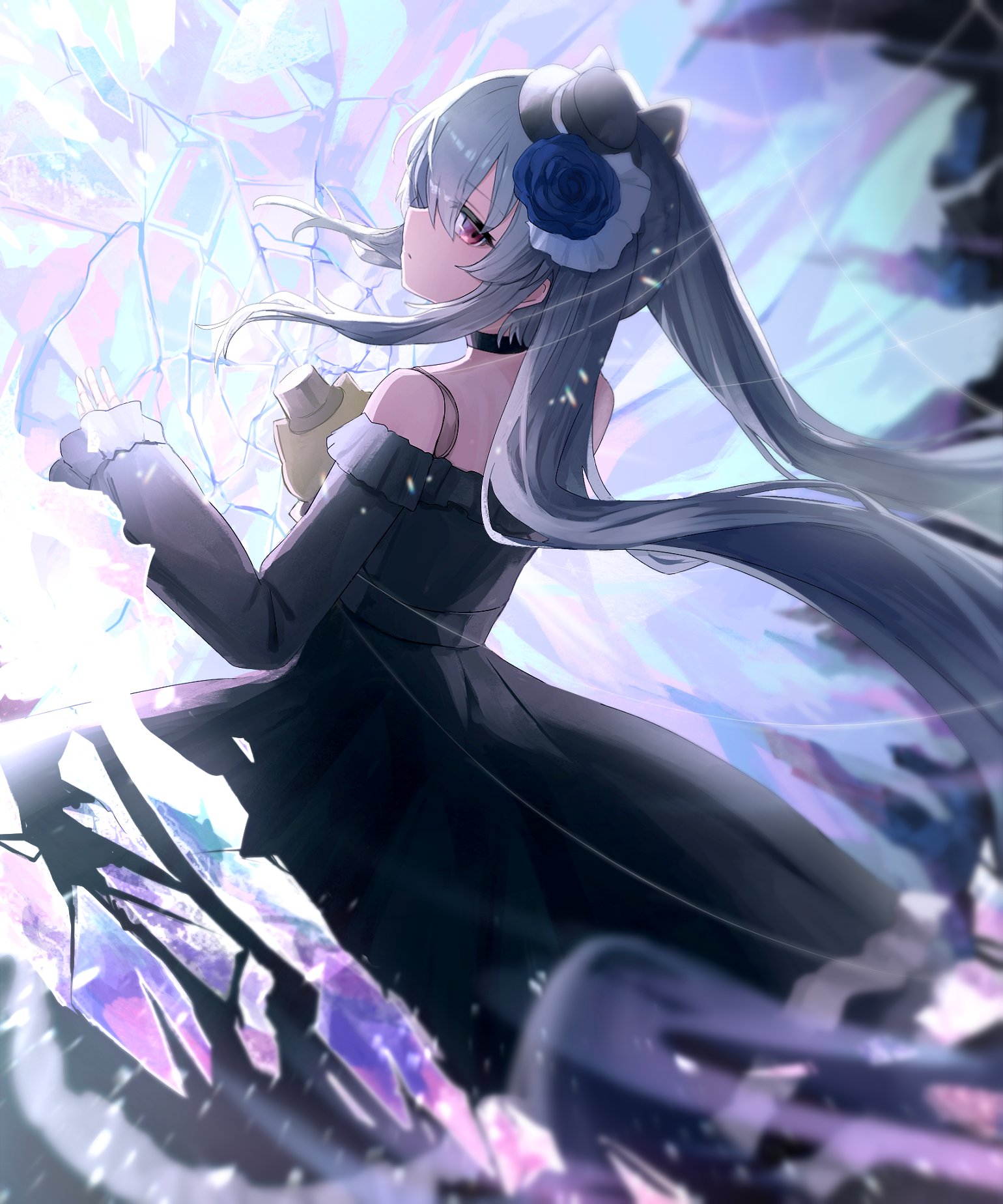 nacoty, orchis, shadowverse, shadowverse: worlds beyond, commentary request, highres, 1girl, bare shoulders, black choker, black dress, black hat, choker, dress, grey hair, hat, long hair, long sleeves, looking at viewer, looking back, mini hat, mini top hat, off-shoulder dress, off shoulder, red eyes, solo, top hat, twintails