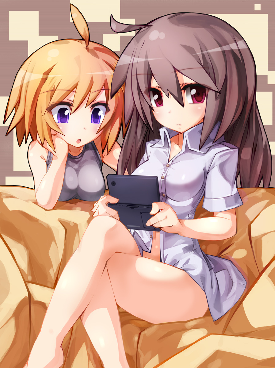 ooyama jyuna, ooyama kina, original, bad id, bad pixiv id, highres, 2girls, ahoge, barefoot, black hair, blonde hair, bottomless, brown hair, crossed legs, handheld game console, multiple girls, nintendo ds, nintendo dsi, pink eyes, playing games, purple eyes, red eyes, shirt, video game, white shirt