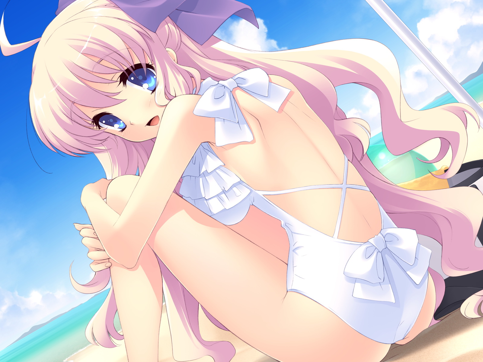 ito noizi, minase sakurako, flyable heart, frilled swimsuit, game cg, highres, 1girl, :d, ahoge, ass, back, backless outfit, backless swimsuit, beach, blonde hair, blue eyes, blush, bow, breasts, casual one-piece swimsuit, cloud, crossed arms, day, dutch angle, female focus, frills, from behind, hair bow, hugging own legs, large breasts, long hair, looking back, narrow waist, on ground, one-piece swimsuit, open mouth, outdoors, parasol, sitting, sky, smile, solo, swimsuit, umbrella, very long hair, water, wavy hair, white one-piece swimsuit