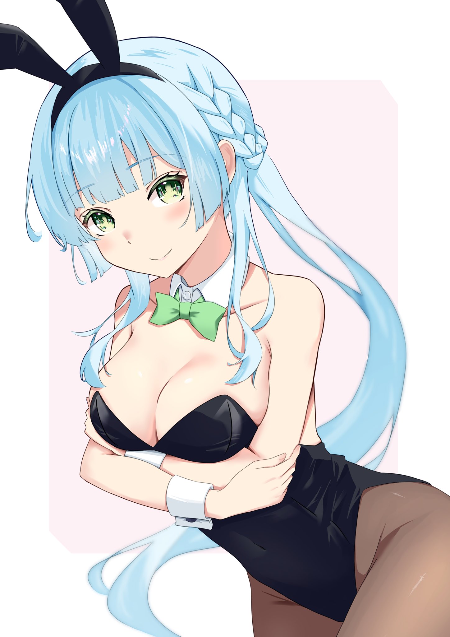 kashiwagi saki, ongeki, highres, 1girl, animal ears, black leotard, blue hair, bow, bowtie, braid, breasts, cleavage, collarbone, crossed arms, detached collar, fake animal ears, green eyes, kinakollll, leotard, long hair, looking at viewer, medium breasts, pantyhose, playboy bunny, rabbit ears, smile, solo, strapless, strapless leotard, striped background, white background, wrist cuffs